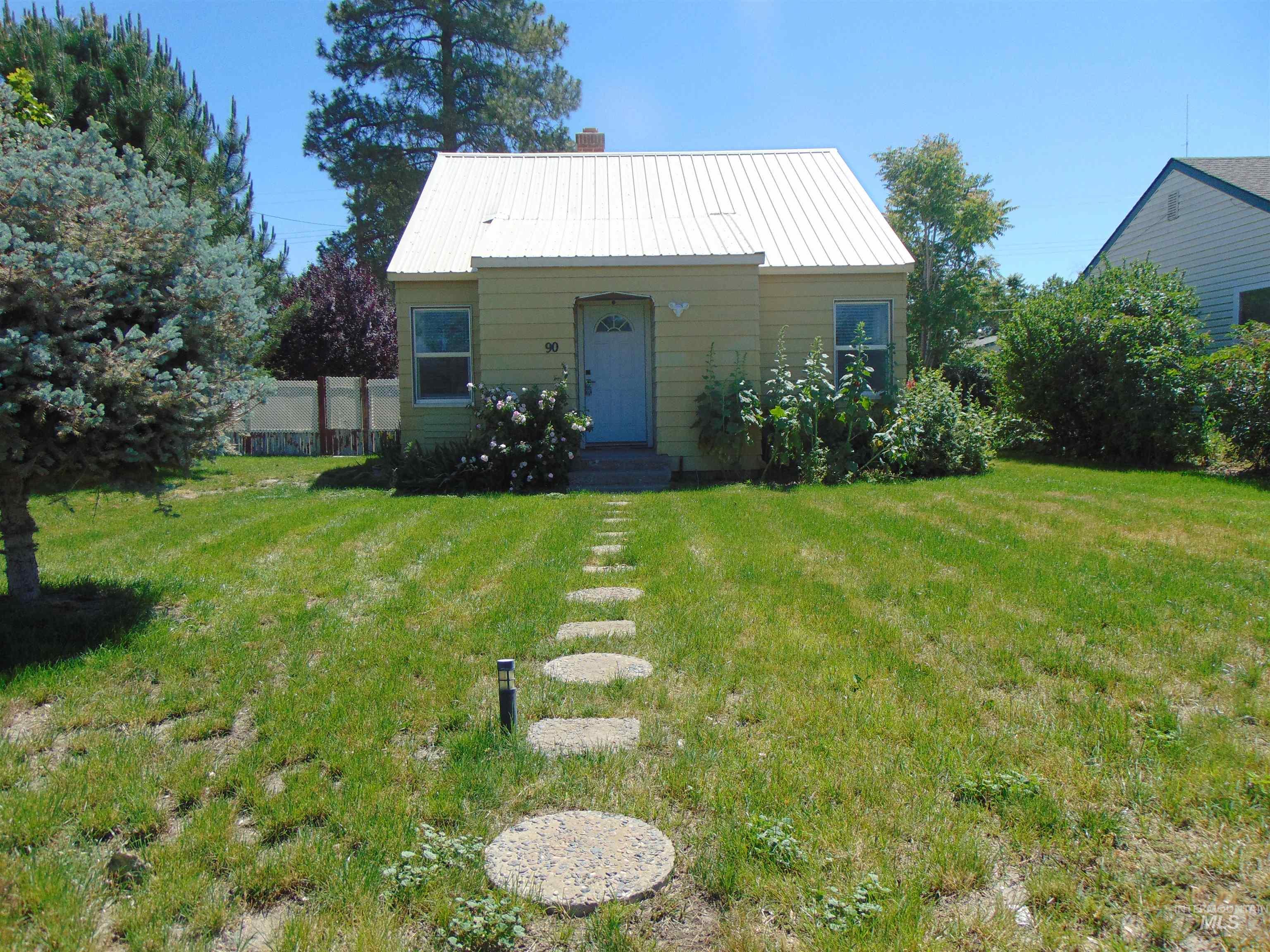 90 NW 5th Street, Ontario, Oregon 97918, 3 Bedrooms, 2 Bathrooms, Residential For Sale, Price $269,500, 98988608