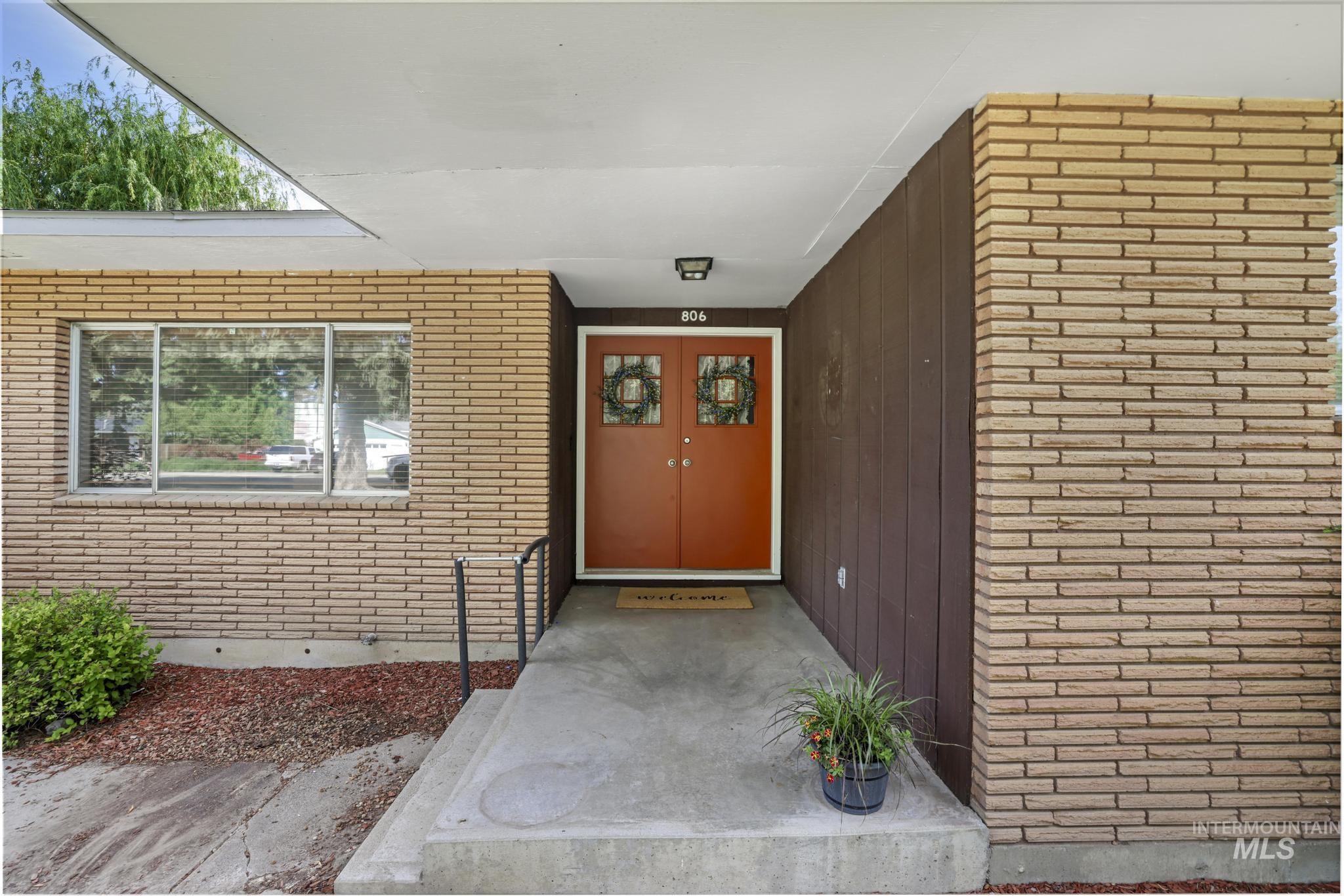 806 Illinois St, Gooding, Idaho 83330-1619, 3 Bedrooms, 2 Bathrooms, Residential For Sale, Price $399,999, 98988613
