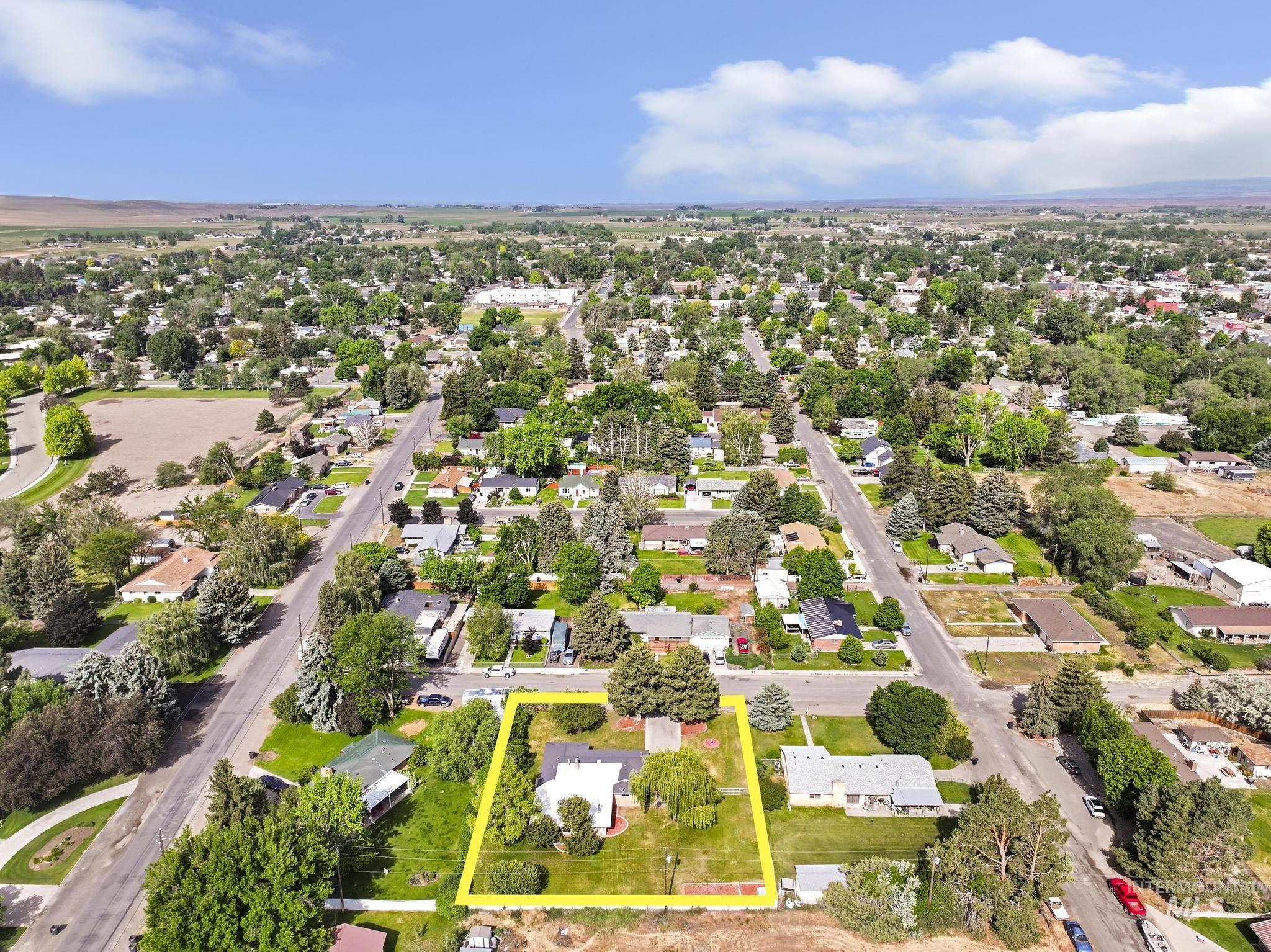 806 Illinois St, Gooding, Idaho 83330-1619, 3 Bedrooms, 2 Bathrooms, Residential For Sale, Price $399,999, 98988613