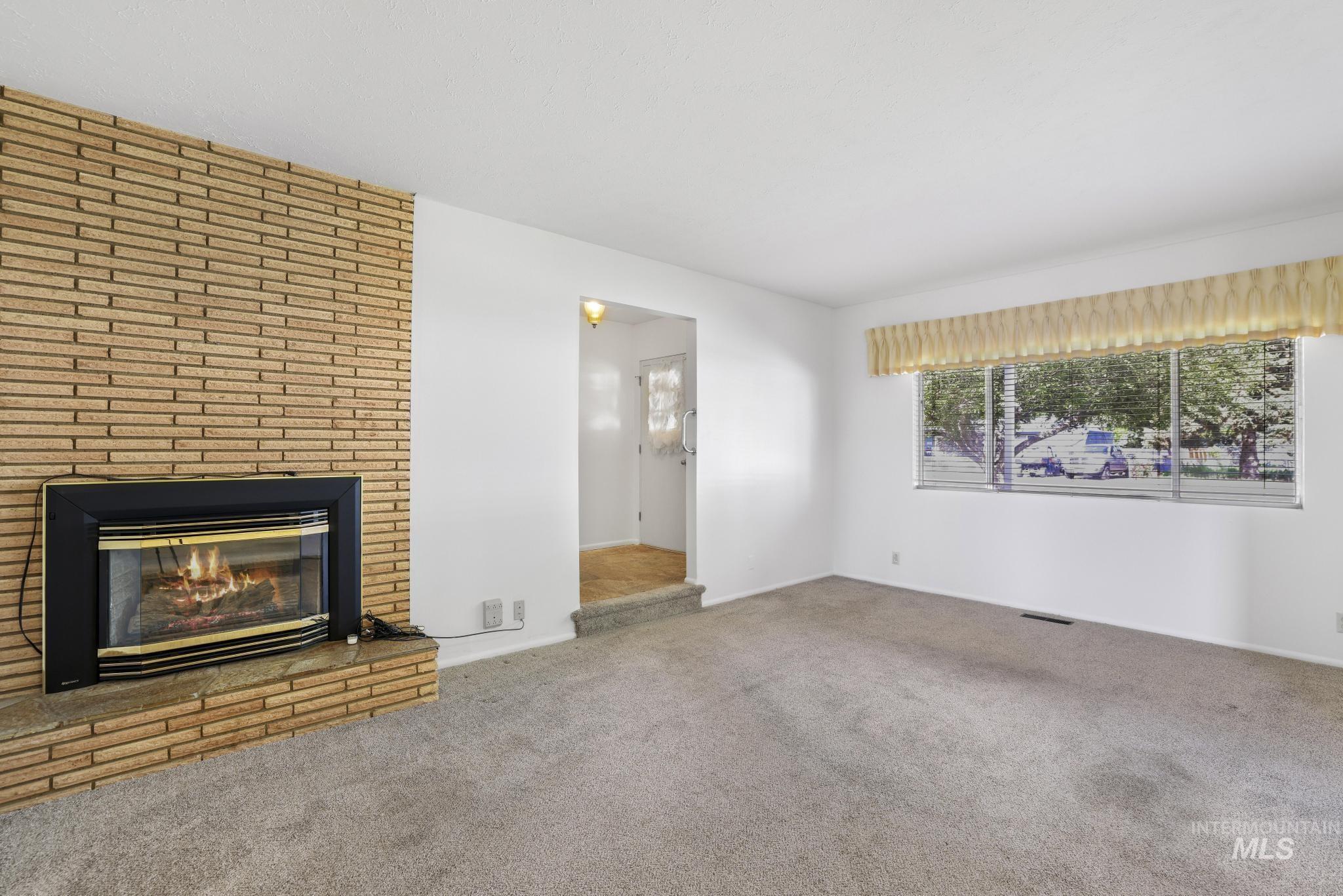 806 Illinois St, Gooding, Idaho 83330-1619, 3 Bedrooms, 2 Bathrooms, Residential For Sale, Price $399,999, 98988613