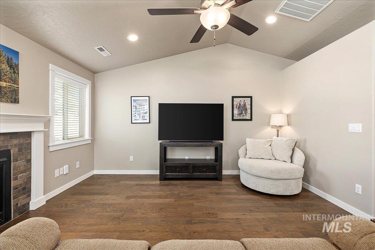 6861 S Maverick Way, Boise, Idaho 83709, 3 Bedrooms, 2 Bathrooms, Residential For Sale, Price $435,000, 98988615