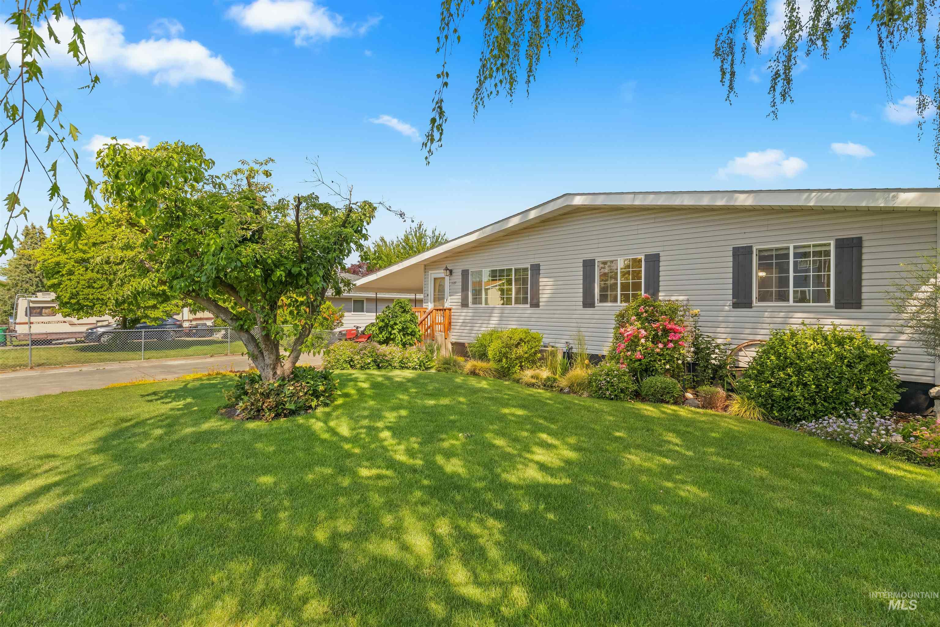 1127 17th Avenue, Lewiston, Idaho 83501, 5 Bedrooms, 2 Bathrooms, Residential For Sale, Price $425,000, 98988617