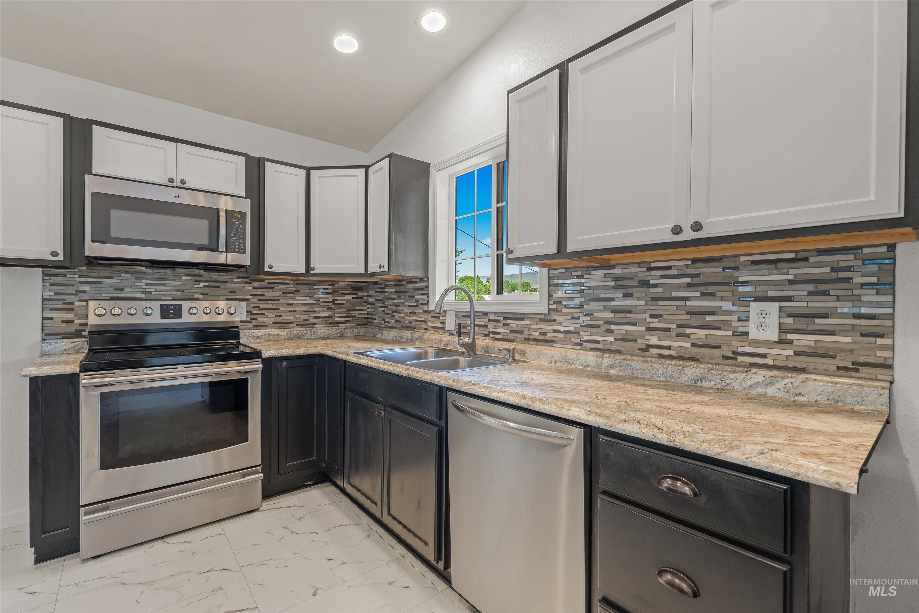1127 17th Avenue, Lewiston, Idaho 83501, 5 Bedrooms, 2 Bathrooms, Residential For Sale, Price $425,000, 98988617