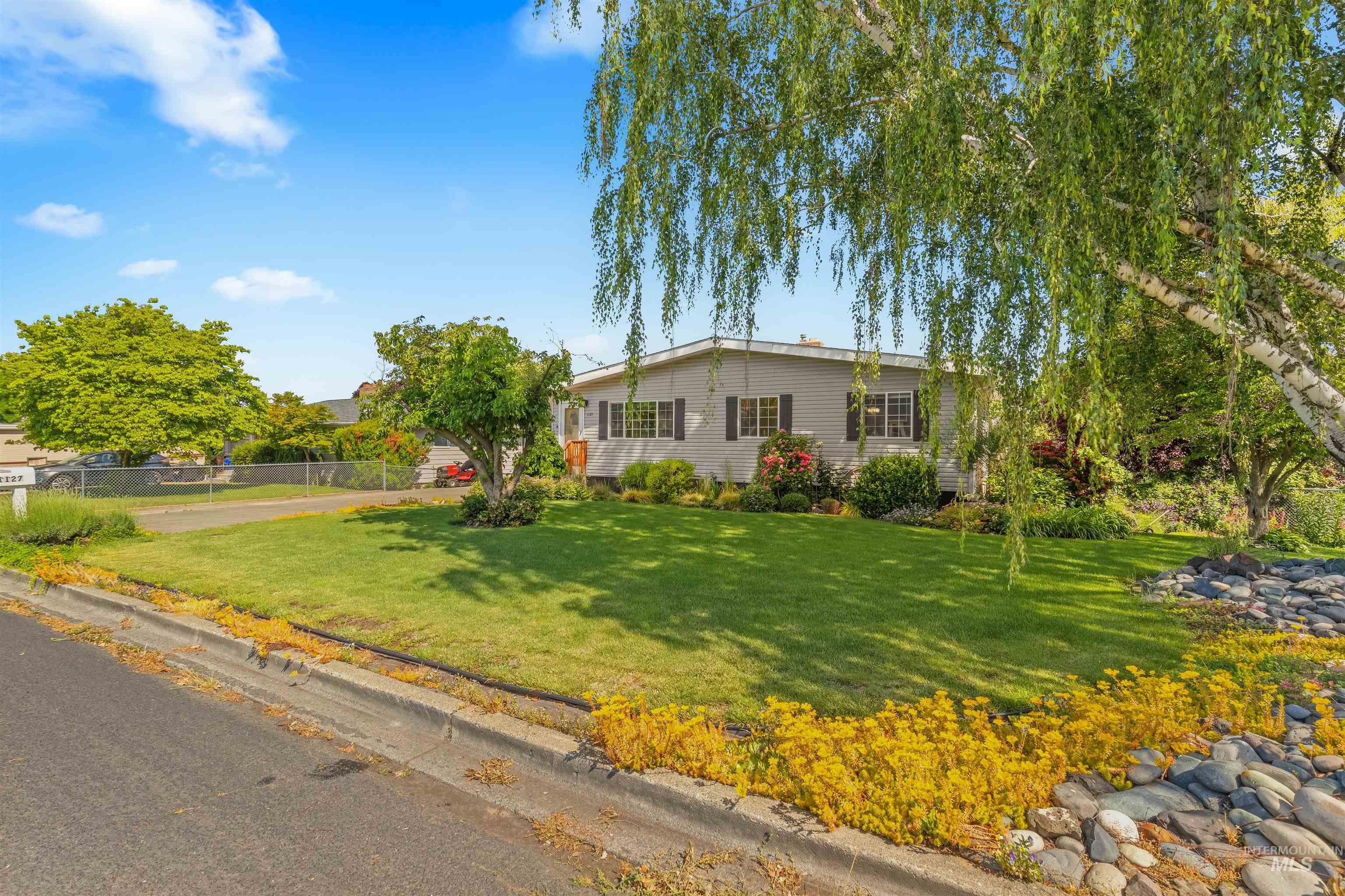 1127 17th Avenue, Lewiston, Idaho 83501, 5 Bedrooms, 2 Bathrooms, Residential For Sale, Price $425,000, 98988617