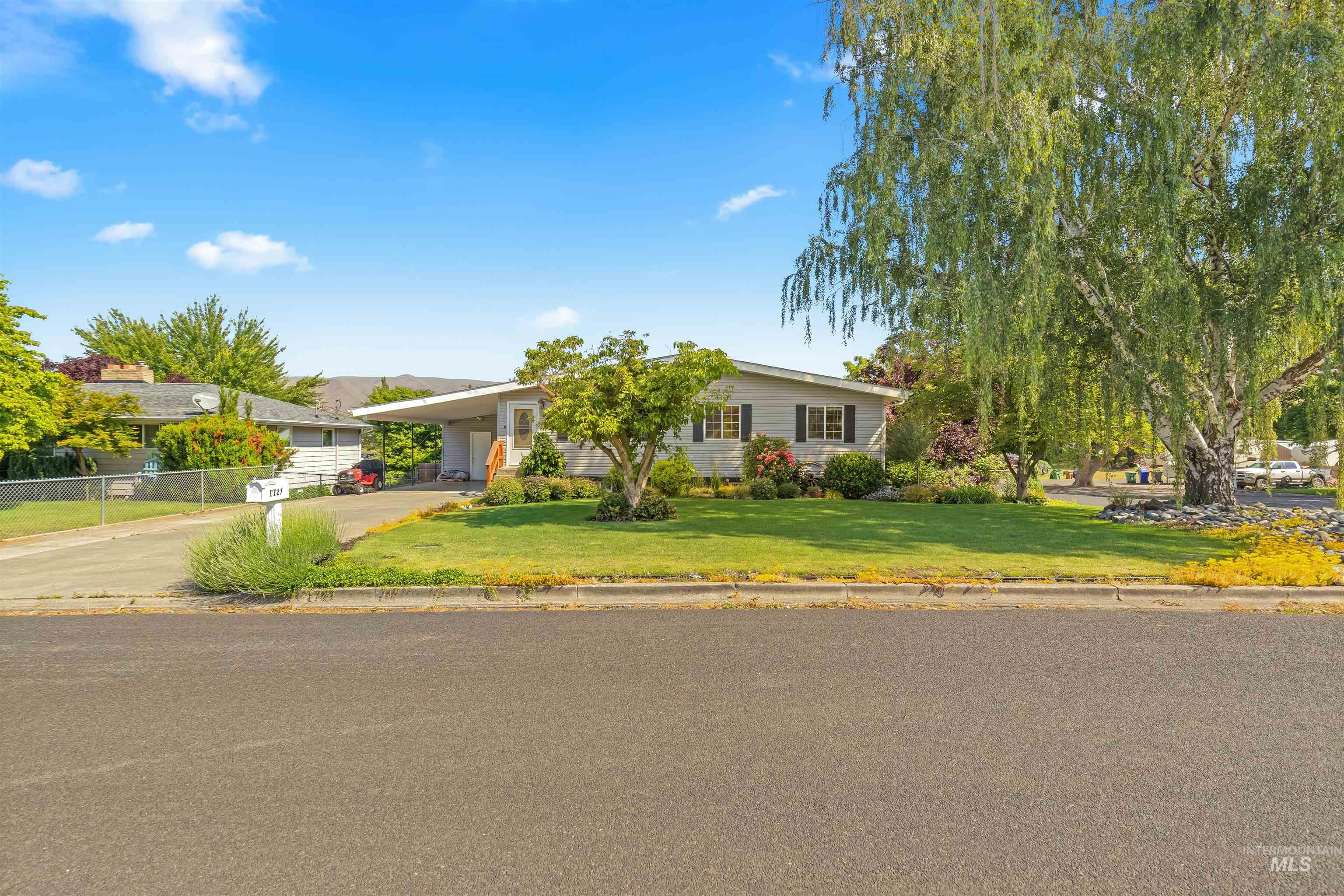 1127 17th Avenue, Lewiston, Idaho 83501, 5 Bedrooms, 2 Bathrooms, Residential For Sale, Price $425,000, 98988617