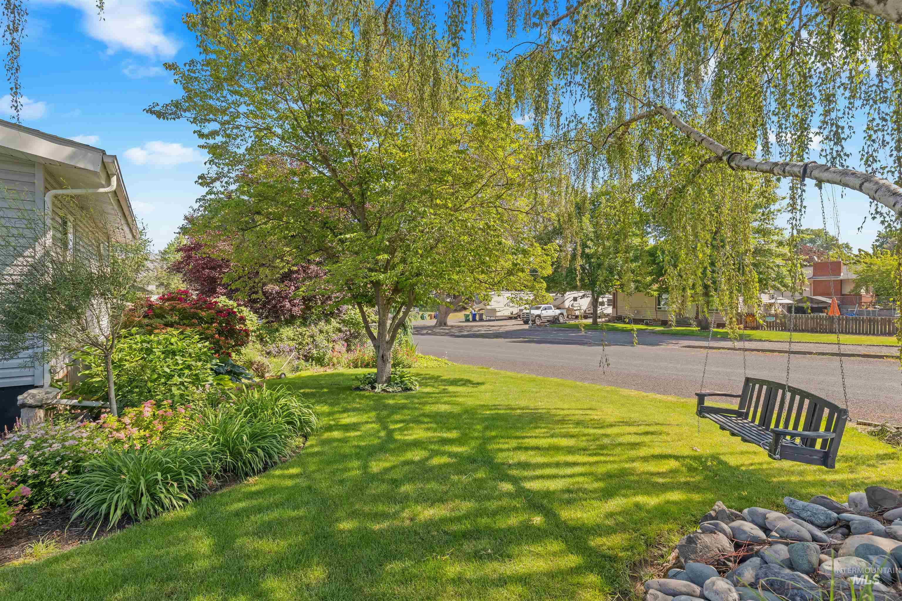 1127 17th Avenue, Lewiston, Idaho 83501, 5 Bedrooms, 2 Bathrooms, Residential For Sale, Price $425,000, 98988617