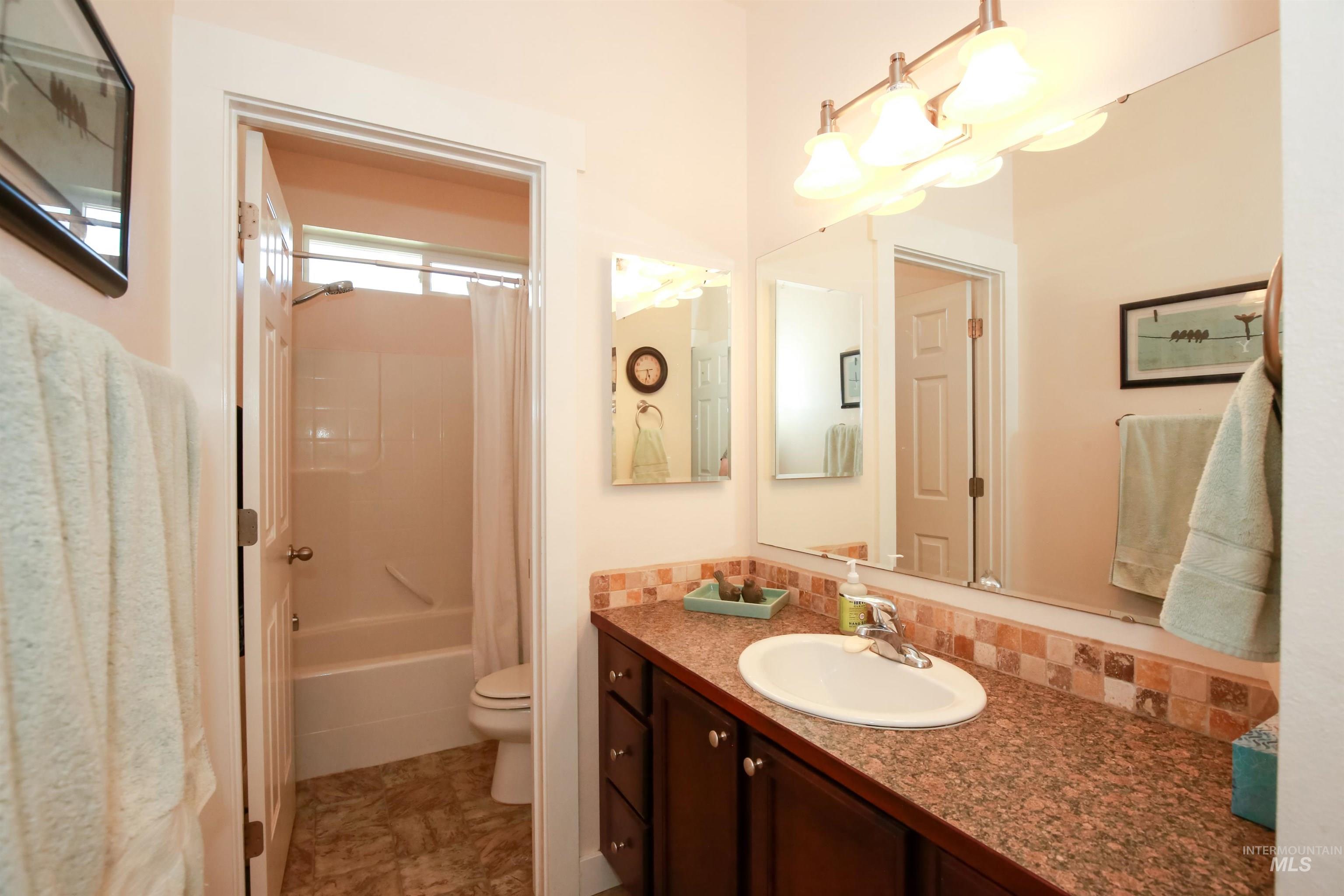985 Shamrock Ct., Fruitland, Idaho 83619, 3 Bedrooms, 2 Bathrooms, Residential For Sale, Price $399,900, 98988629