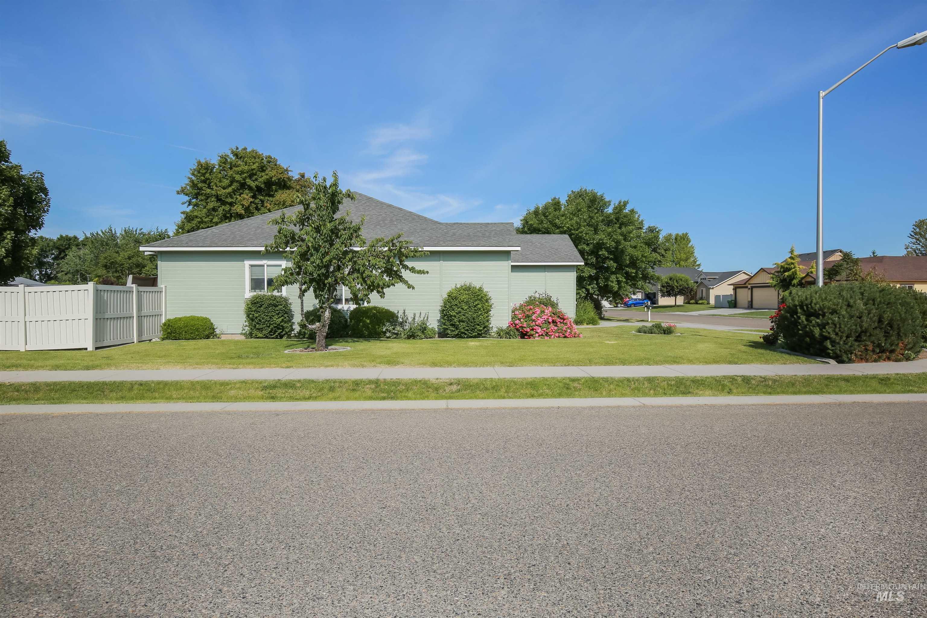 985 Shamrock Ct., Fruitland, Idaho 83619, 3 Bedrooms, 2 Bathrooms, Residential For Sale, Price $399,900, 98988629