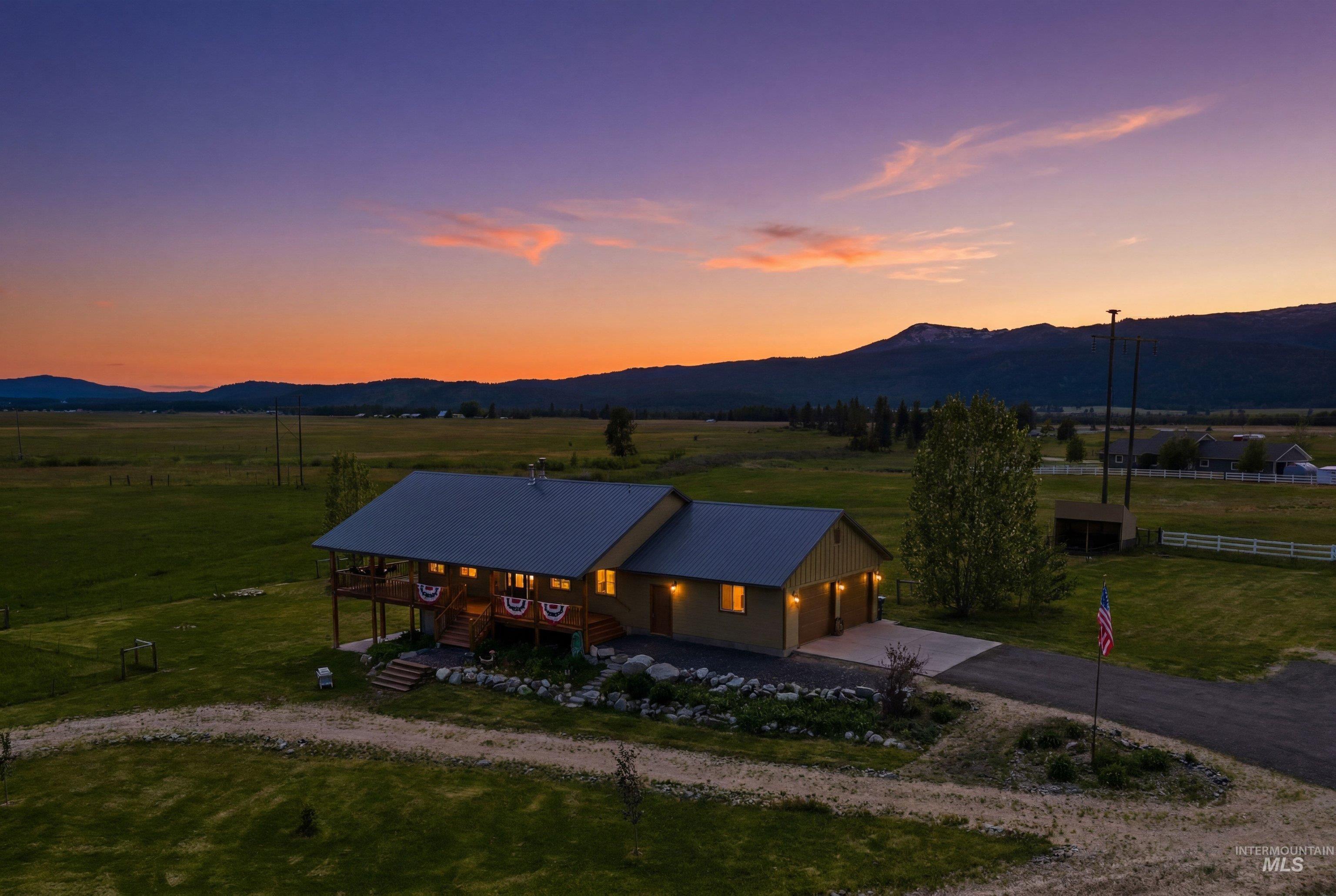 136 Goslin Lp, Cascade, Idaho 83611, 3 Bedrooms, 3 Bathrooms, Residential For Sale, Price $949,000,MLS 98988653