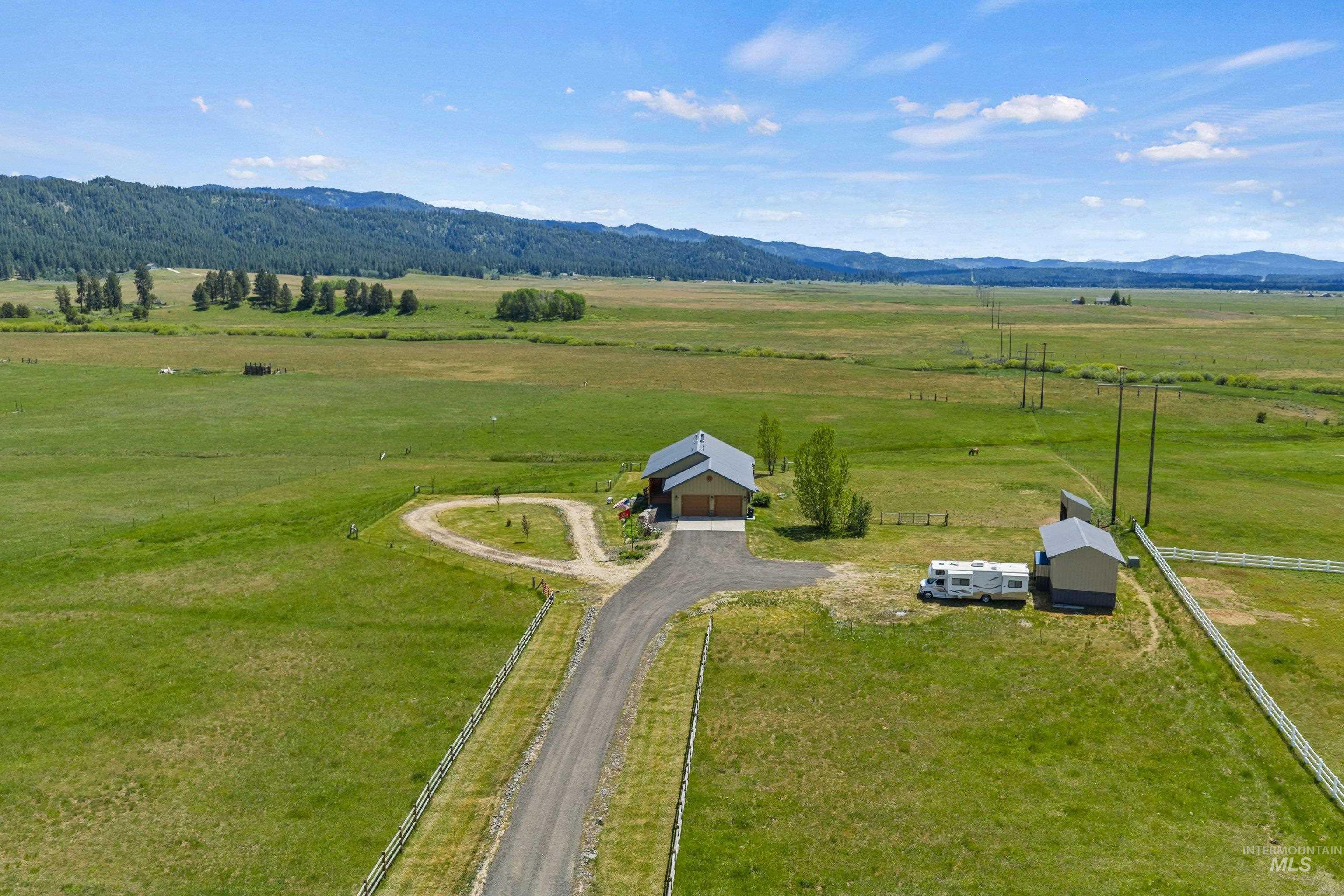 136 Goslin Lp, Cascade, Idaho 83611, 3 Bedrooms, 3 Bathrooms, Residential For Sale, Price $949,000,MLS 98988653