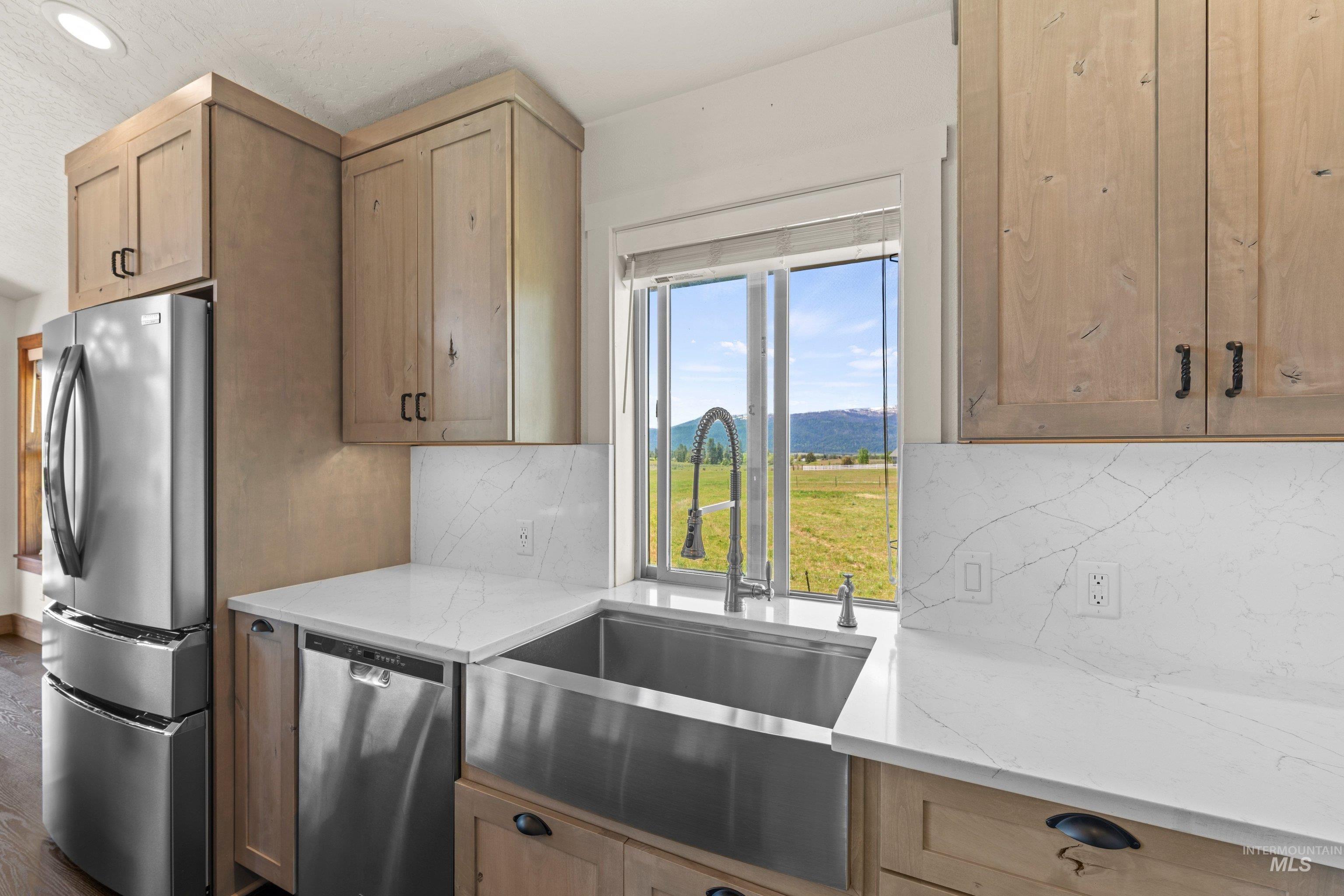 136 Goslin Lp, Cascade, Idaho 83611, 3 Bedrooms, 3 Bathrooms, Residential For Sale, Price $949,000,MLS 98988653