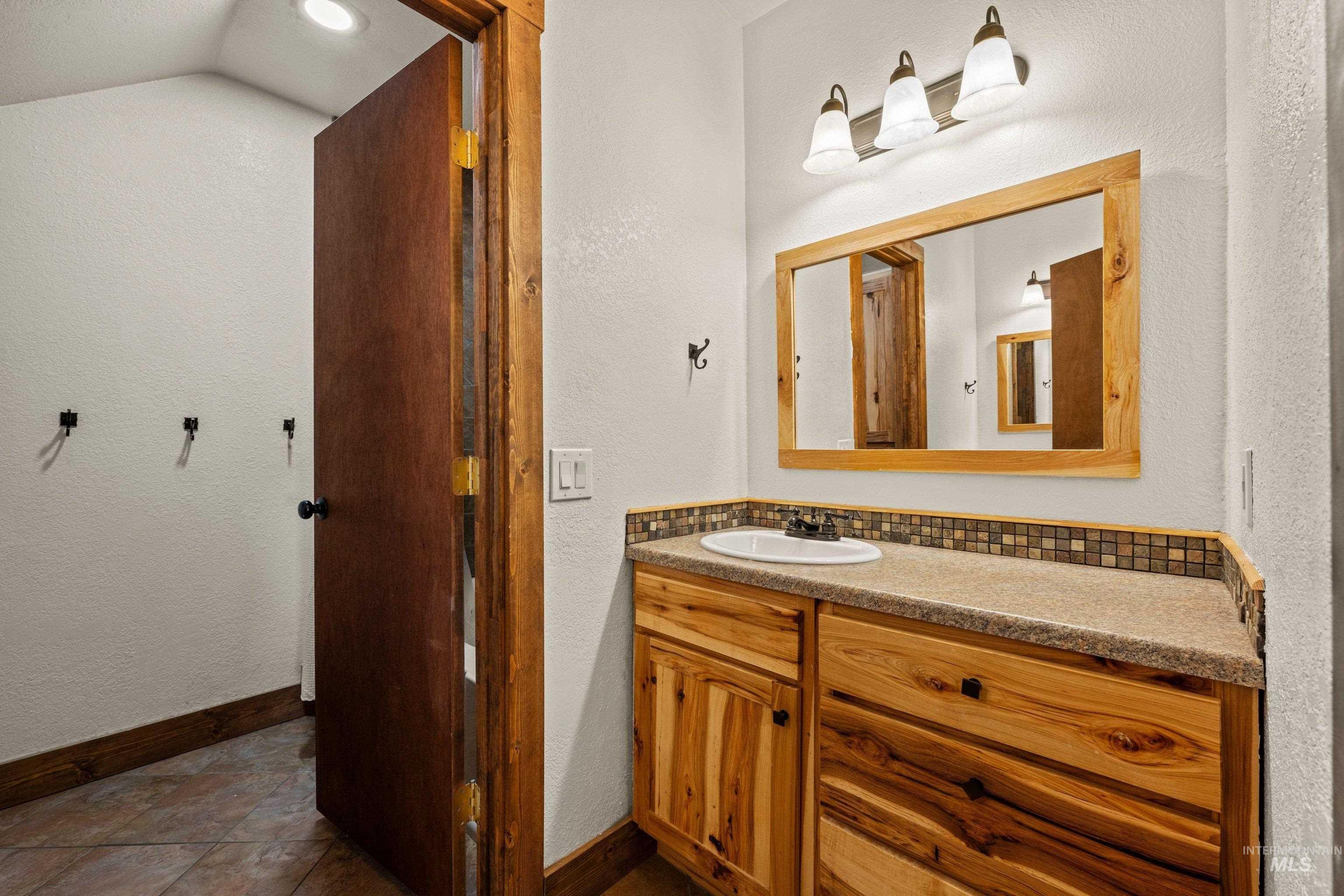 136 Goslin Lp, Cascade, Idaho 83611, 3 Bedrooms, 3 Bathrooms, Residential For Sale, Price $949,000,MLS 98988653