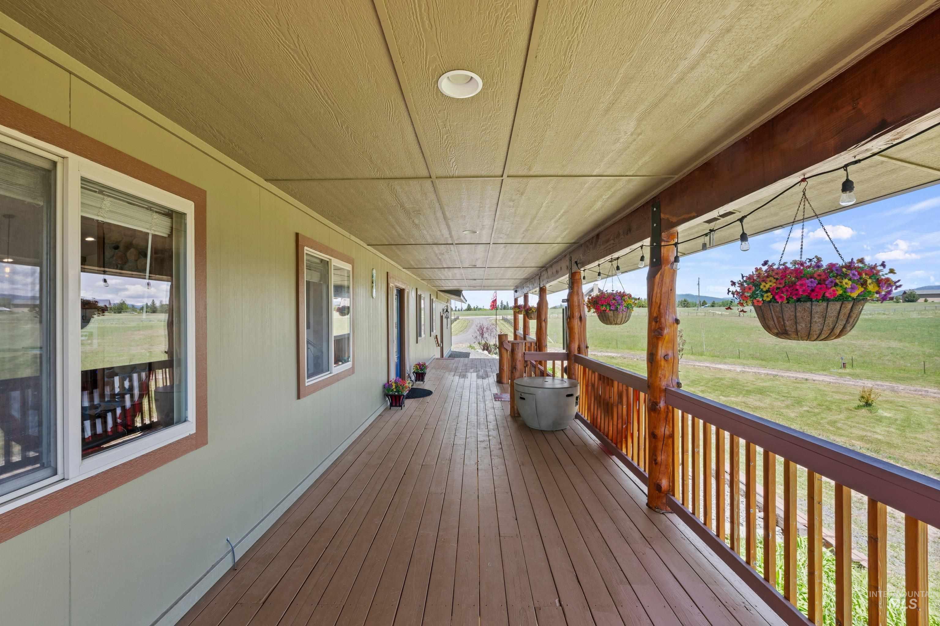 136 Goslin Lp, Cascade, Idaho 83611, 3 Bedrooms, 3 Bathrooms, Residential For Sale, Price $949,000,MLS 98988653