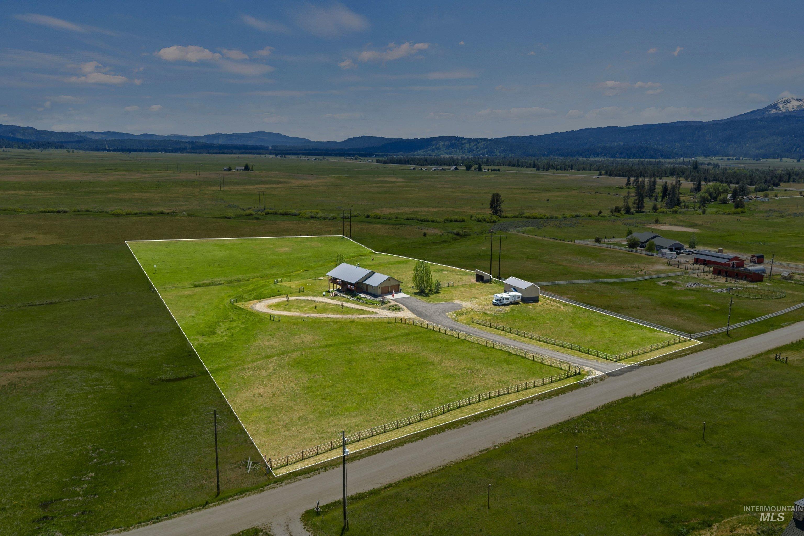 136 Goslin Lp, Cascade, Idaho 83611, 3 Bedrooms, 3 Bathrooms, Residential For Sale, Price $949,000,MLS 98988653