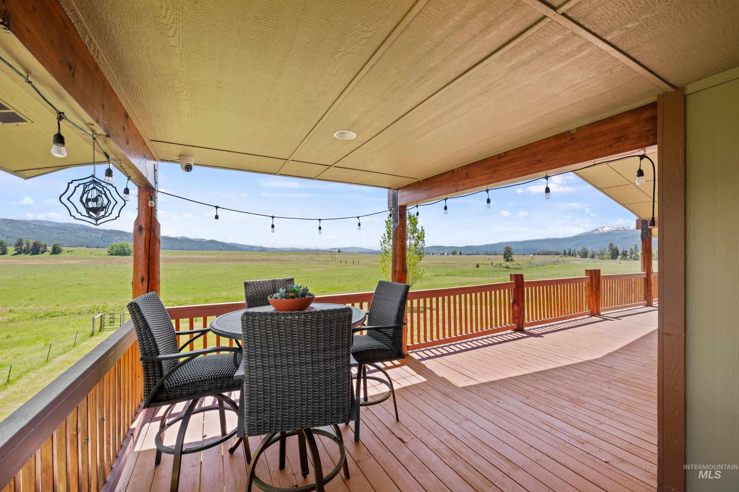 136 Goslin Lp, Cascade, Idaho 83611, 3 Bedrooms, 3 Bathrooms, Residential For Sale, Price $949,000,MLS 98988653