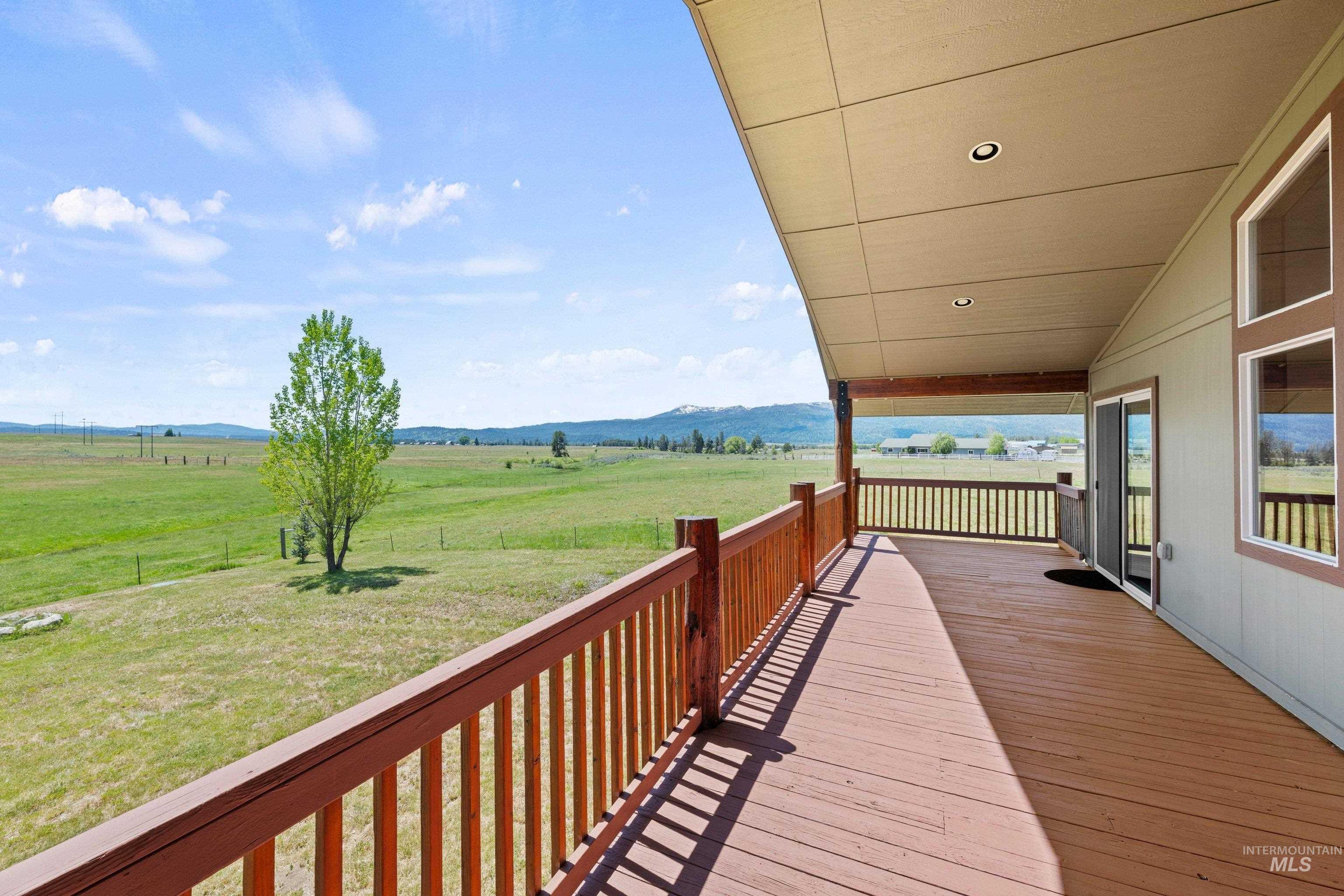 136 Goslin Lp, Cascade, Idaho 83611, 3 Bedrooms, 3 Bathrooms, Residential For Sale, Price $949,000,MLS 98988653