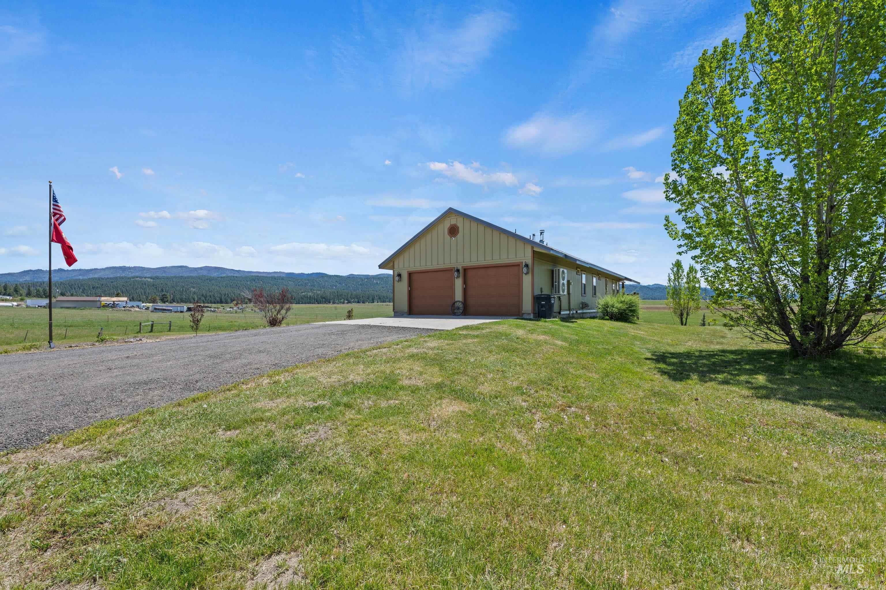 136 Goslin Lp, Cascade, Idaho 83611, 3 Bedrooms, 3 Bathrooms, Residential For Sale, Price $949,000,MLS 98988653