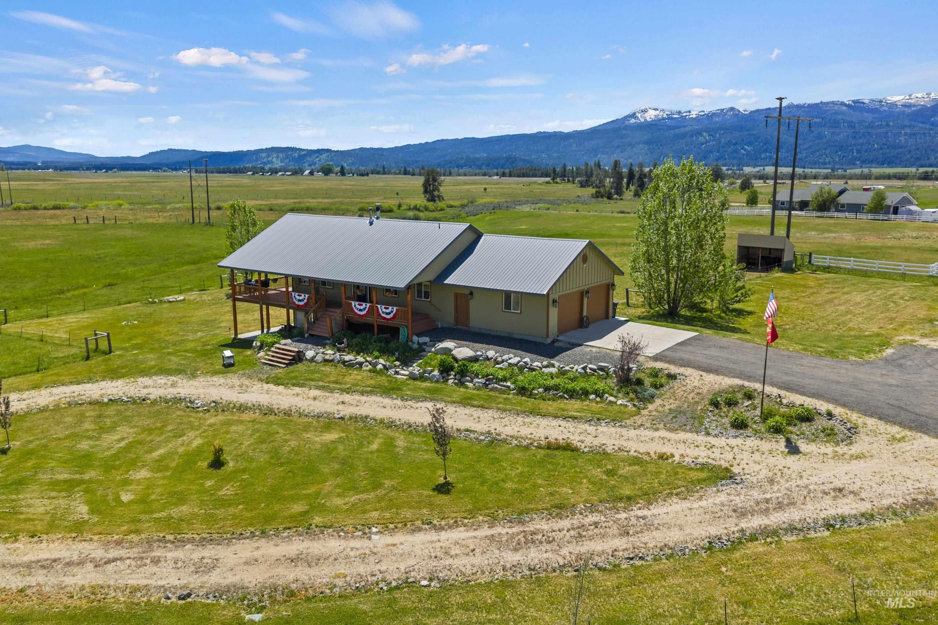 136 Goslin Lp, Cascade, Idaho 83611, 3 Bedrooms, 3 Bathrooms, Residential For Sale, Price $949,000,MLS 98988653