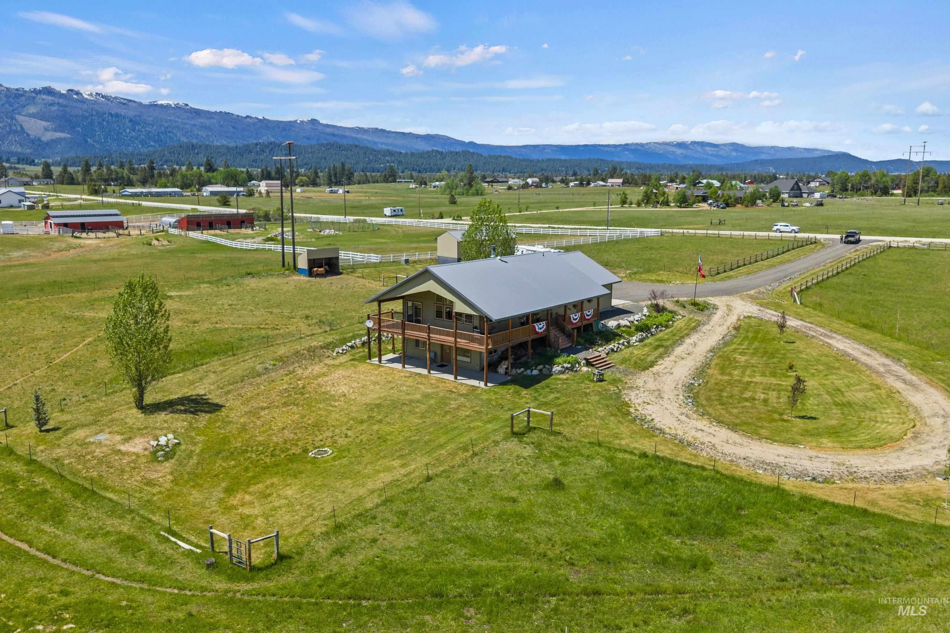 136 Goslin Lp, Cascade, Idaho 83611, 3 Bedrooms, 3 Bathrooms, Residential For Sale, Price $949,000,MLS 98988653