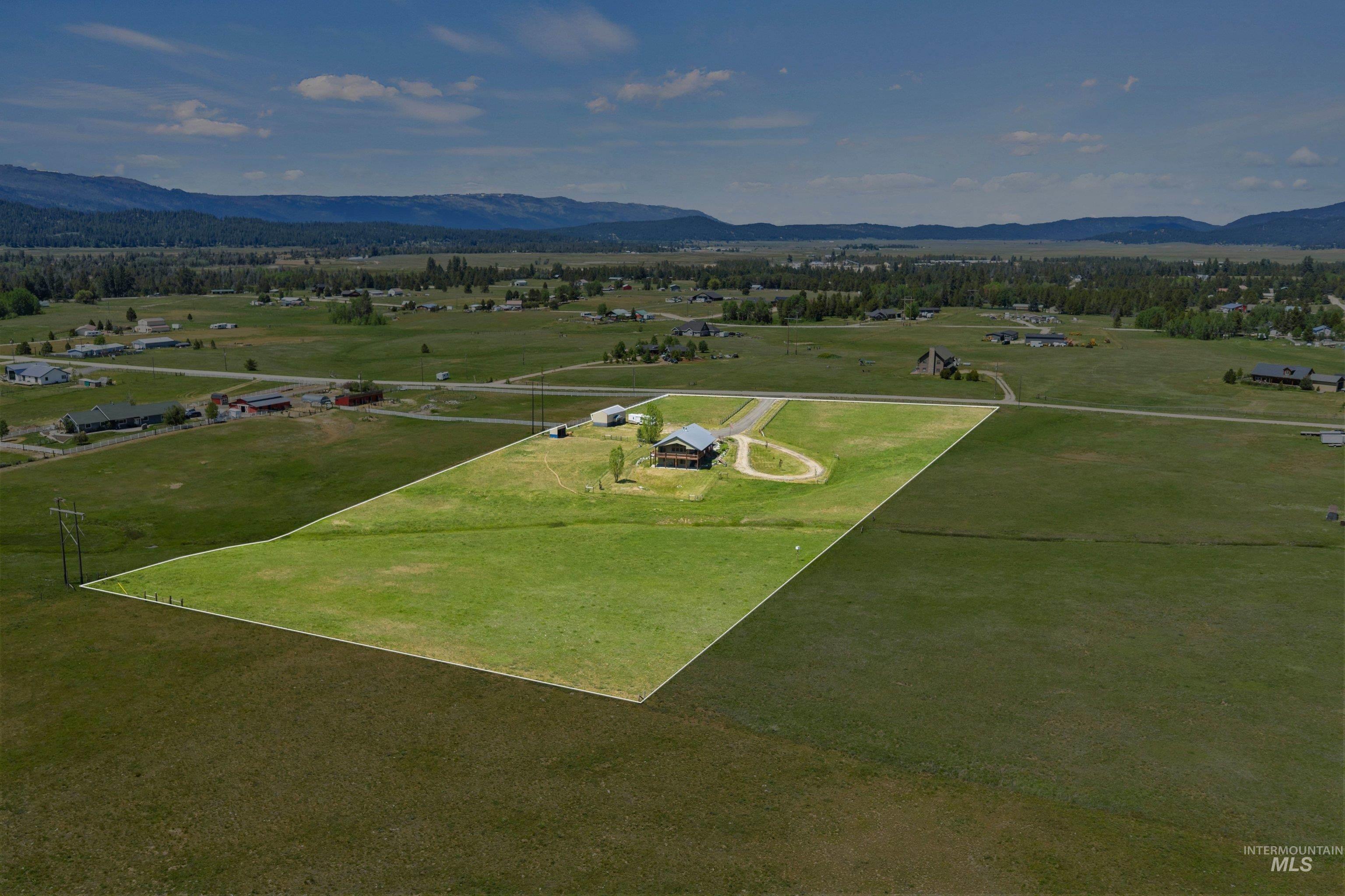 136 Goslin Lp, Cascade, Idaho 83611, 3 Bedrooms, 3 Bathrooms, Residential For Sale, Price $949,000,MLS 98988653