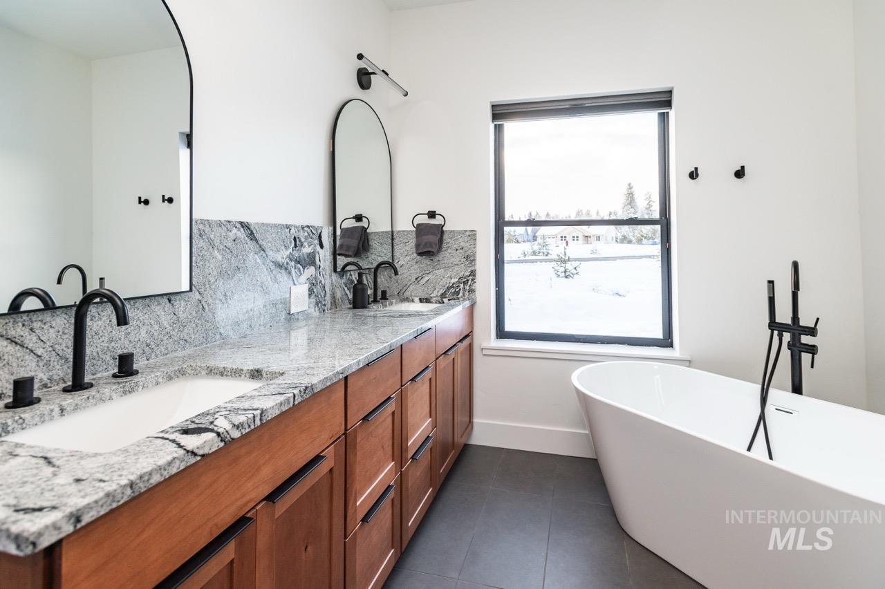 1047 Kaitlyn Loop, McCall, Idaho 83638, 4 Bedrooms, 4.5 Bathrooms, Residential For Sale, Price $1,250,000,MLS 98988669