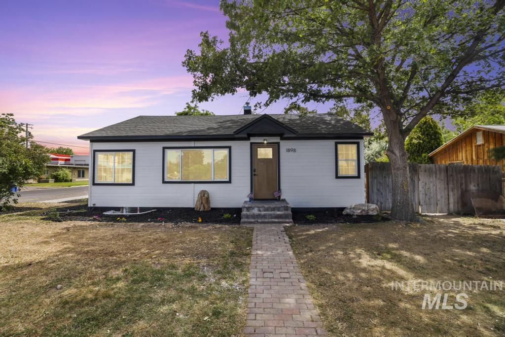 1898 Sigrid Ave, Twin Falls, Idaho 83301, 4 Bedrooms, 2 Bathrooms, Residential For Sale, Price $350,000, 98988673