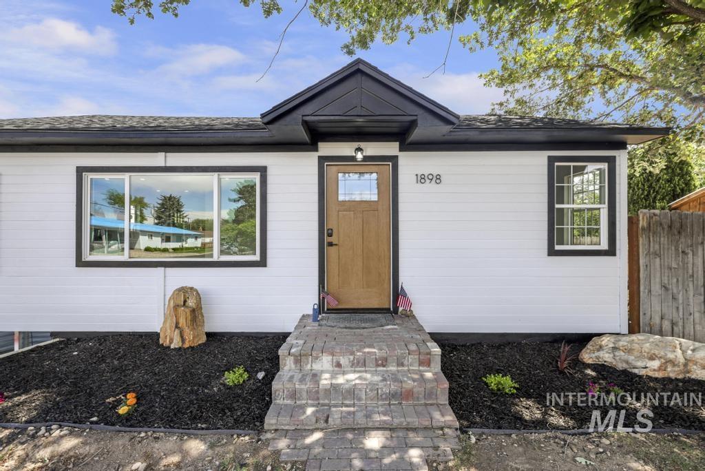 1898 Sigrid Ave, Twin Falls, Idaho 83301-5320, 4 Bedrooms, 2 Bathrooms, Residential For Sale, Price $368,000,MLS 98988673
