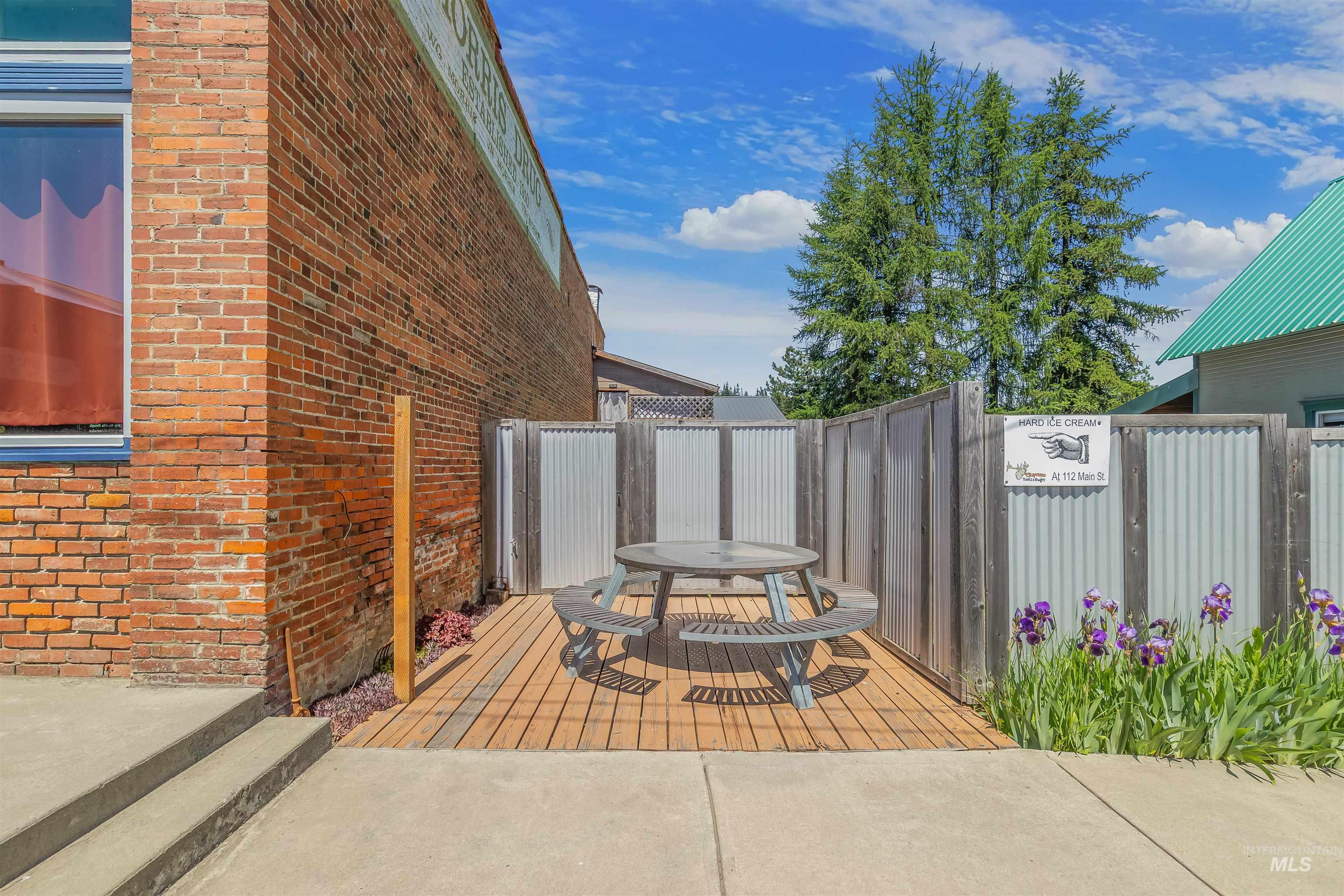 112 Main St, Elk River, Idaho 83827, 1 Bedroom, 1 Bathroom, Residential Income For Sale, Price $399,000,MLS 98988688