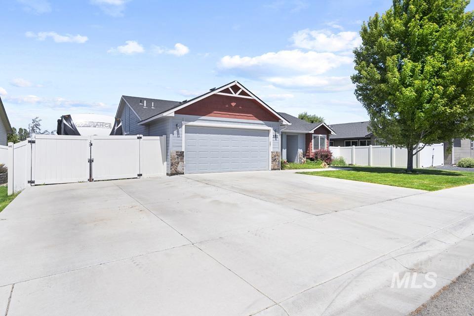 351 Syringa Springs Dr, Fruitland, Idaho 83619, 5 Bedrooms, 2 Bathrooms, Residential For Sale, Price $415,000,MLS 98988689