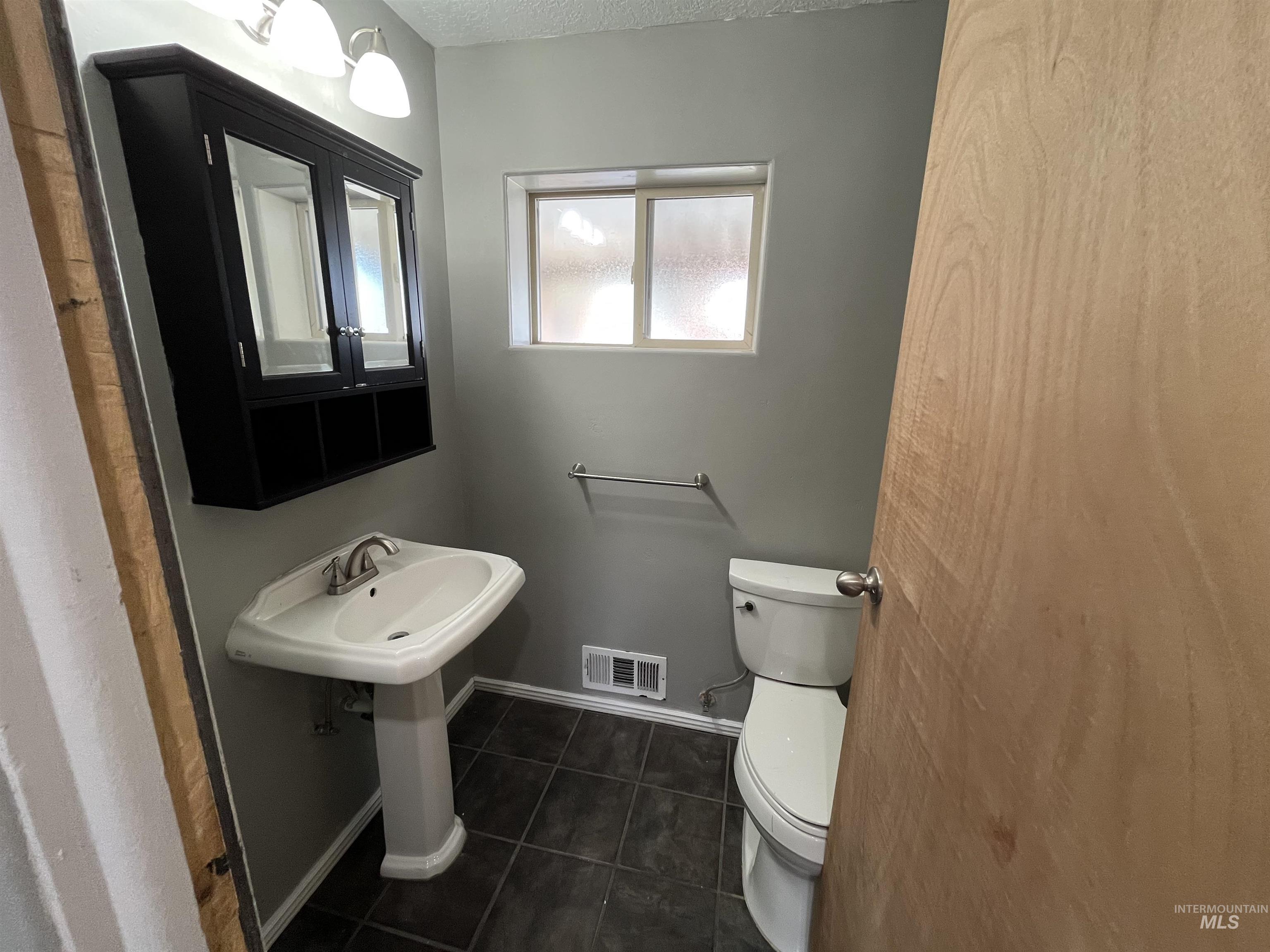 1340 Lawndale, Twin Falls, Idaho 83301, 3 Bedrooms, 1.5 Bathrooms, Residential For Sale, Price $340,000,MLS 98988691