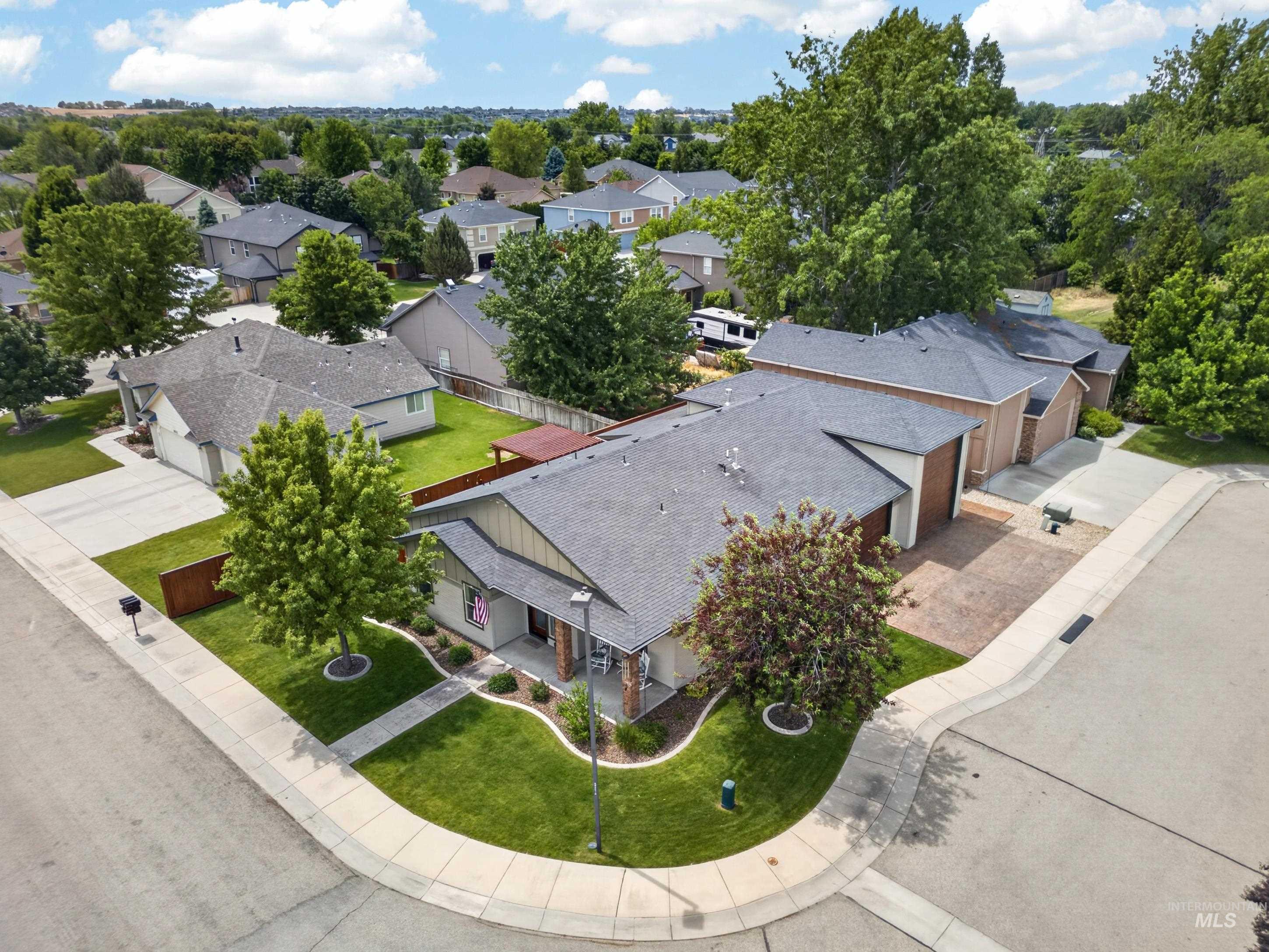 2645 S Inglenook Pl, Meridian, Idaho 83642, 3 Bedrooms, 2 Bathrooms, Residential For Sale, Price $599,999,MLS 98988696