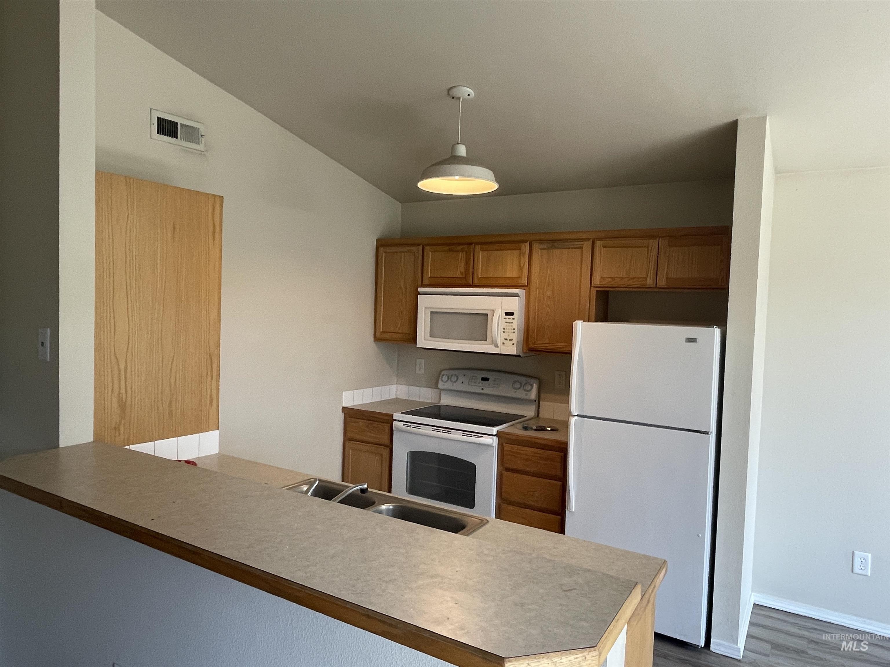158 N Seafury Ln Apt 202, Boise, Idaho 83704, 3 Bedrooms, 2 Bathrooms, Rental For Rent, Price $1,900,MLS 98988699