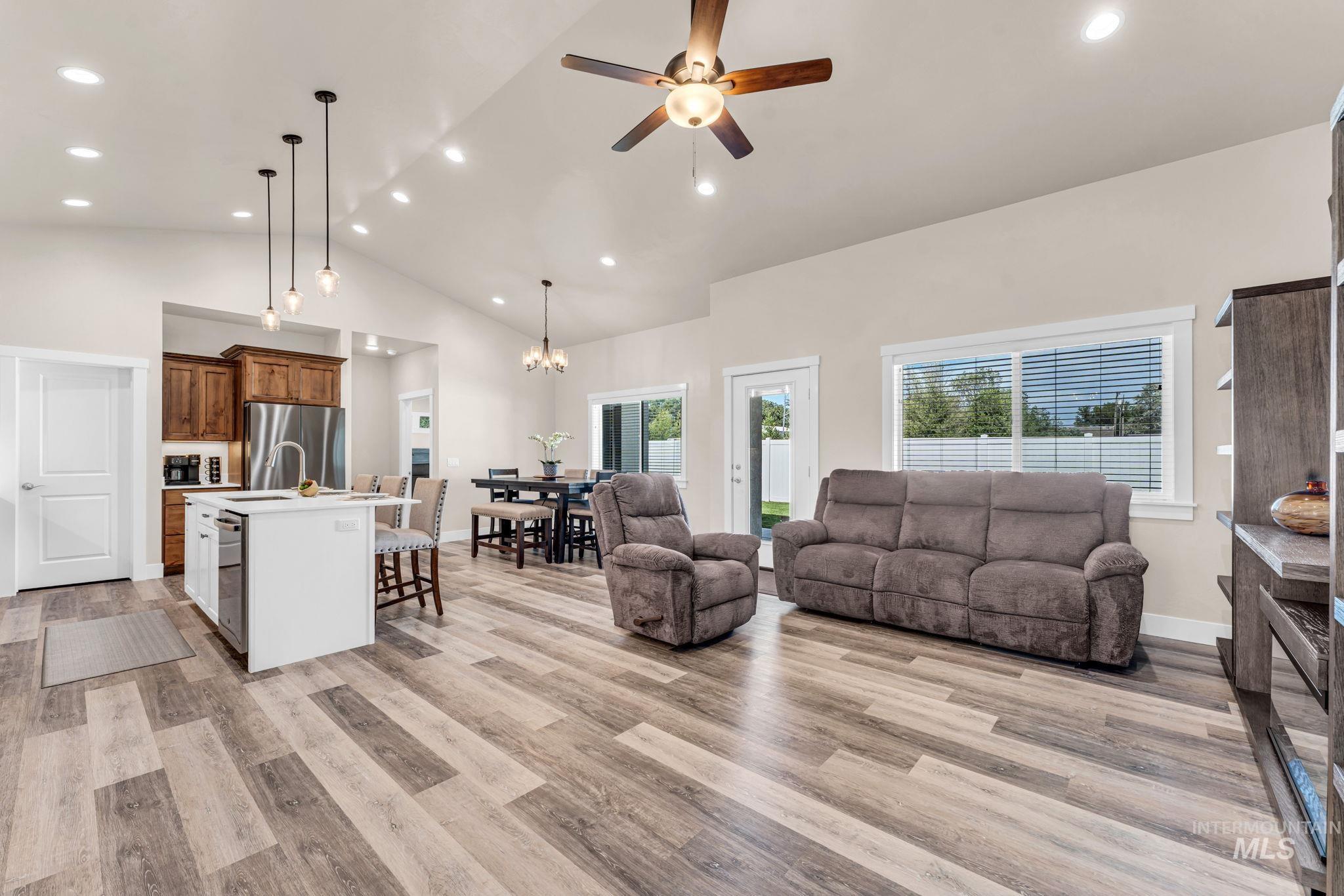 1512 Bird Farm Drive, Jerome, Idaho 83338, 3 Bedrooms, 2.5 Bathrooms, Residential For Sale, Price $425,000,MLS 98988707