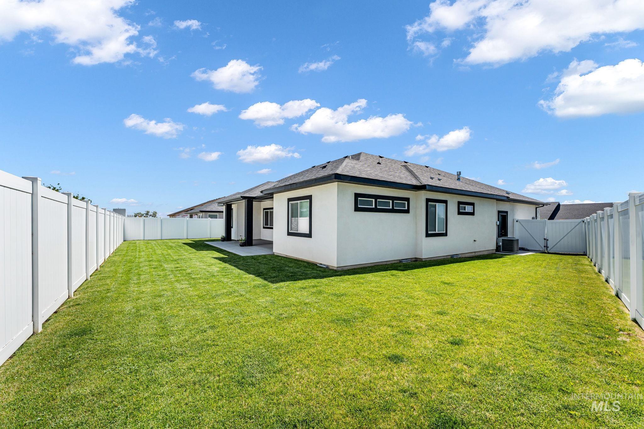1512 Bird Farm Drive, Jerome, Idaho 83338, 3 Bedrooms, 2.5 Bathrooms, Residential For Sale, Price $425,000,MLS 98988707