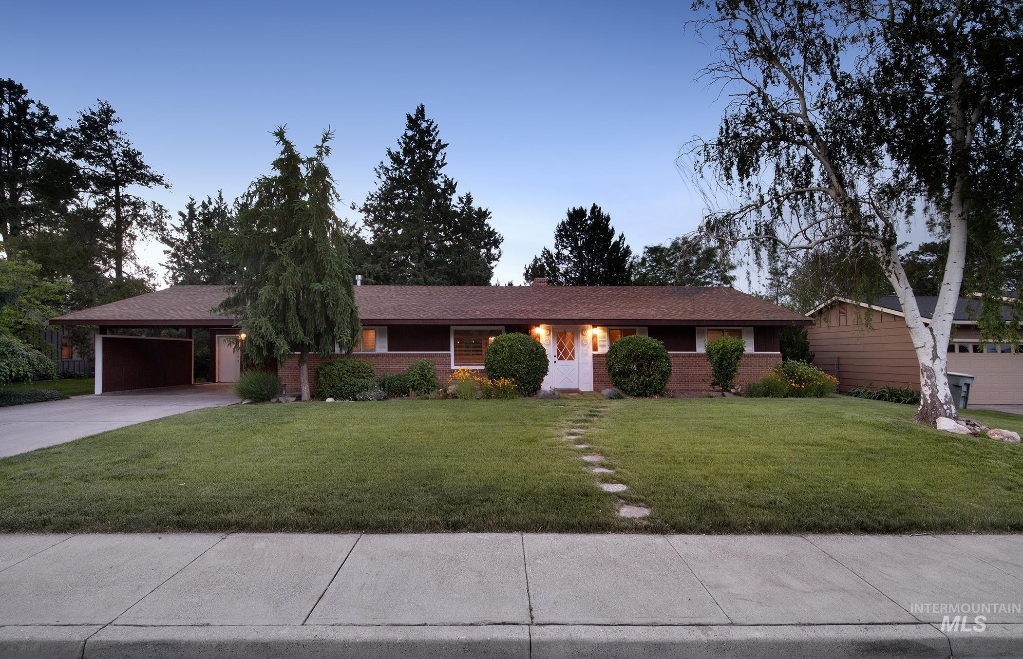 1281 Moore Way, Ontario, Oregon 97914, 3 Bedrooms, 2 Bathrooms, Residential For Sale, Price $375,000, 98988717
