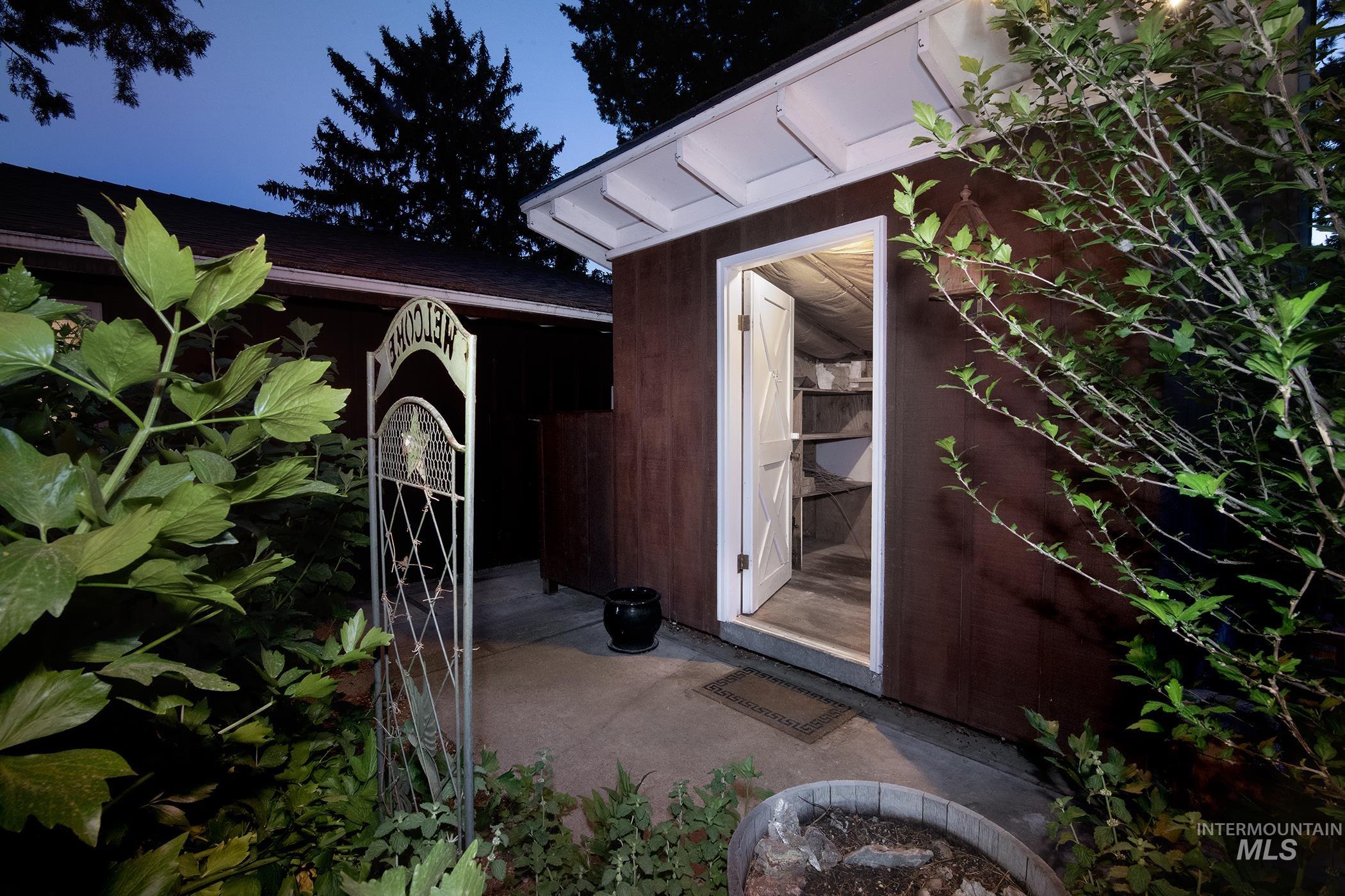 1281 Moore Way, Ontario, Oregon 97914, 3 Bedrooms, 2 Bathrooms, Residential For Sale, Price $375,000, 98988717