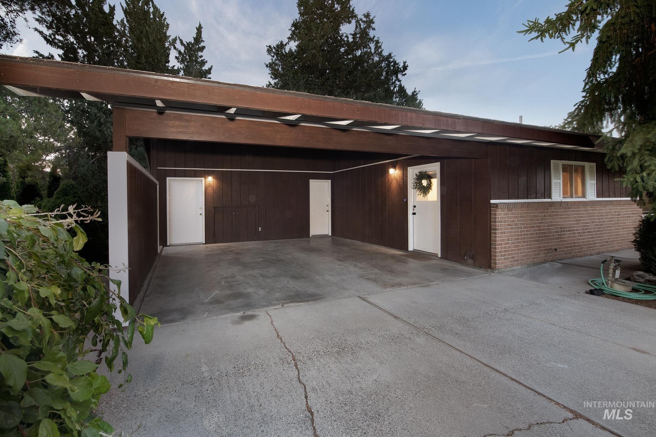 1281 Moore Way, Ontario, Oregon 97914, 3 Bedrooms, 2 Bathrooms, Residential For Sale, Price $375,000, 98988717