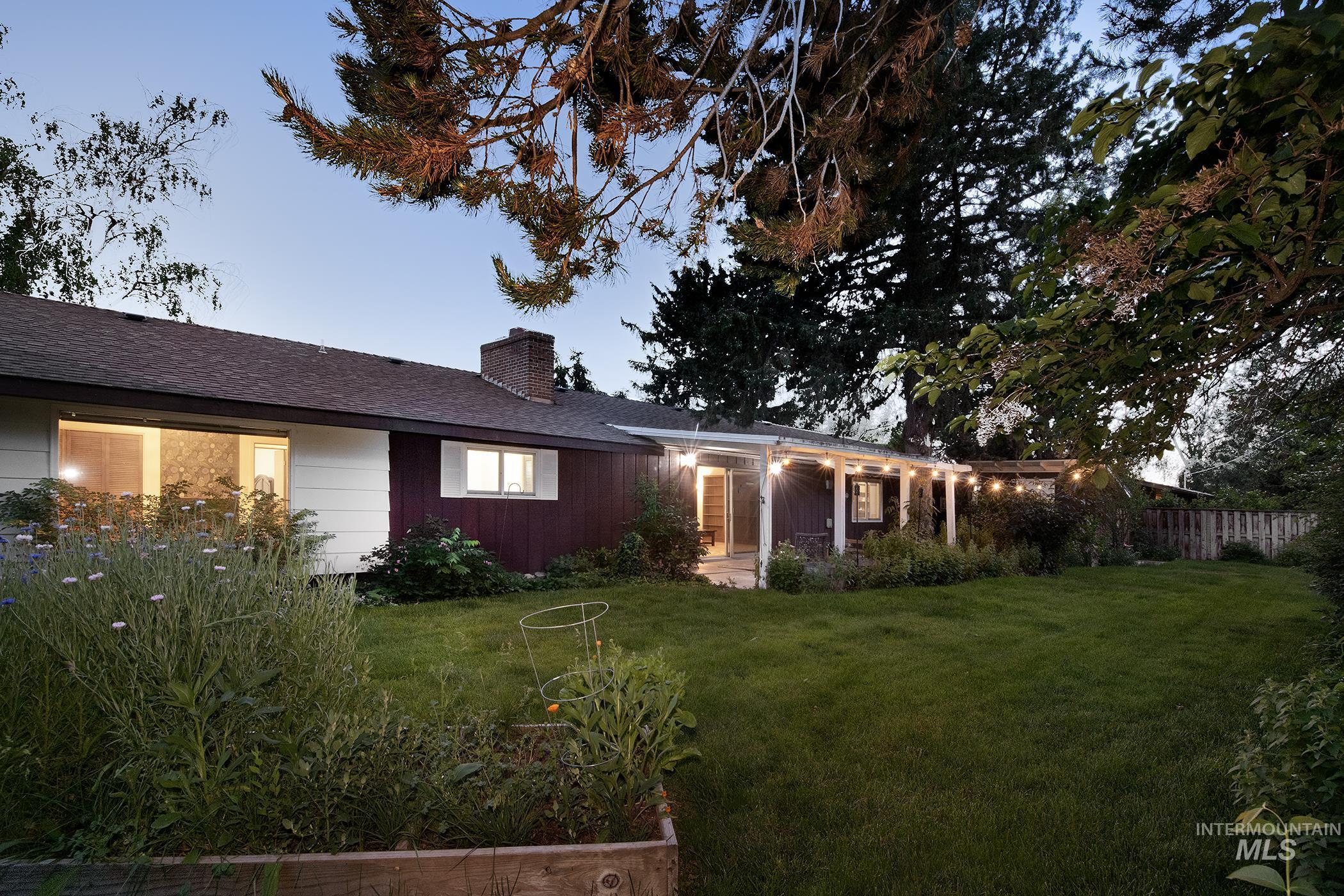 1281 Moore Way, Ontario, Oregon 97914, 3 Bedrooms, 2 Bathrooms, Residential For Sale, Price $375,000, 98988717