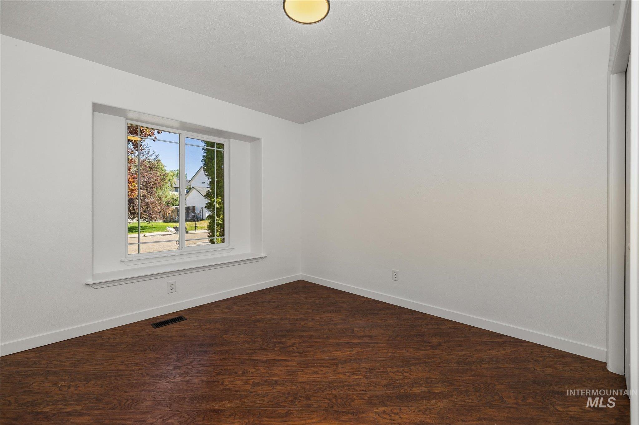 534 W. Mulberry Loop, Nampa, Idaho 83686, 3 Bedrooms, 2 Bathrooms, Residential For Sale, Price $385,000,MLS 98988730