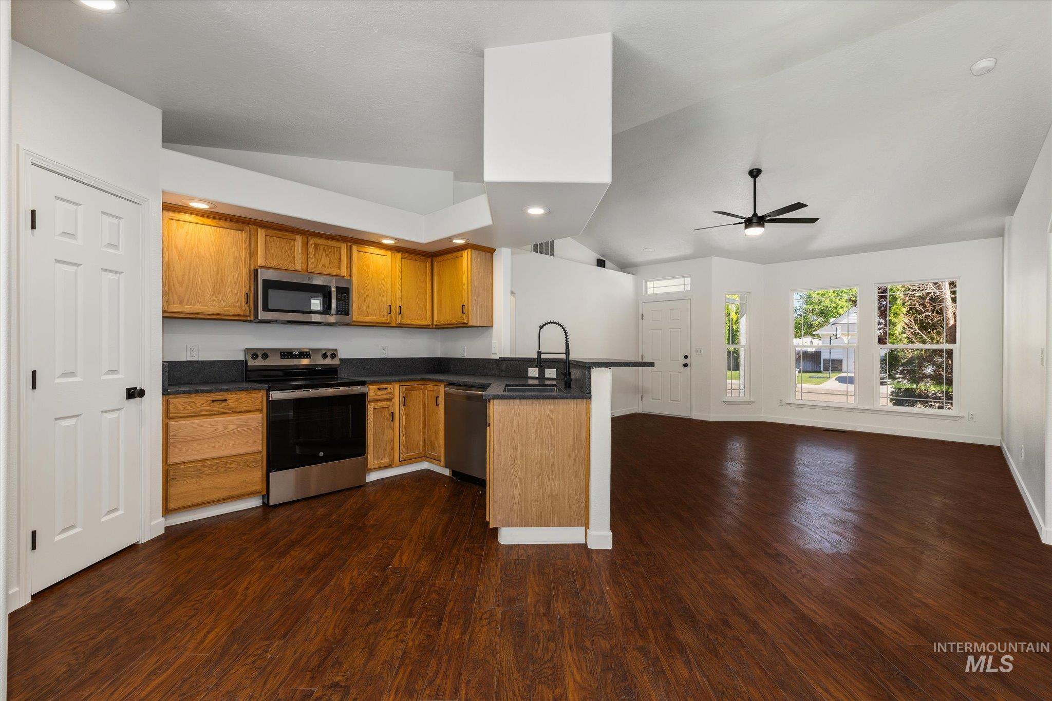 534 W. Mulberry Loop, Nampa, Idaho 83686, 3 Bedrooms, 2 Bathrooms, Residential For Sale, Price $385,000,MLS 98988730