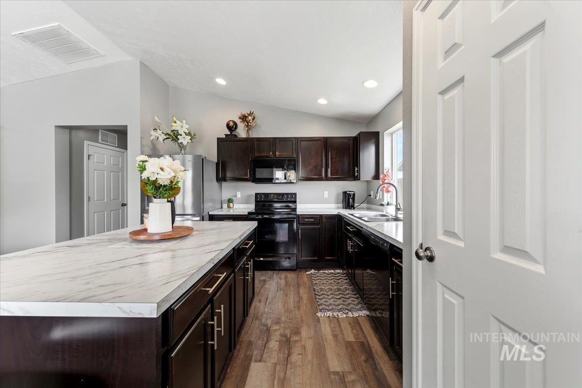 16577 Dawson Ave., Caldwell, Idaho 83607, 3 Bedrooms, 2 Bathrooms, Residential For Sale, Price $410,000,MLS 98988733