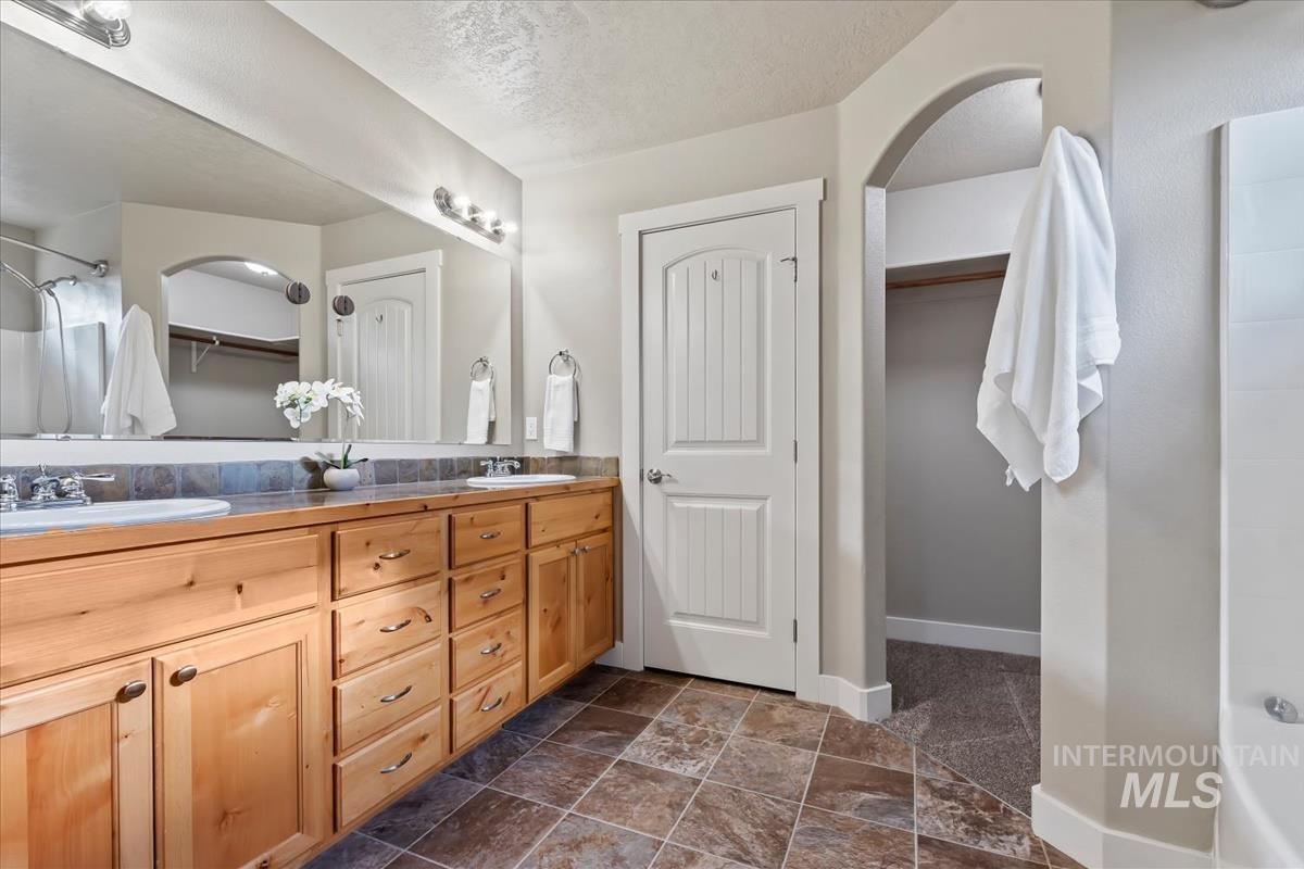 927 E Lockhart Ln, Meridian, Idaho 83646, 3 Bedrooms, 2 Bathrooms, Residential For Sale, Price $424,000,MLS 98988735