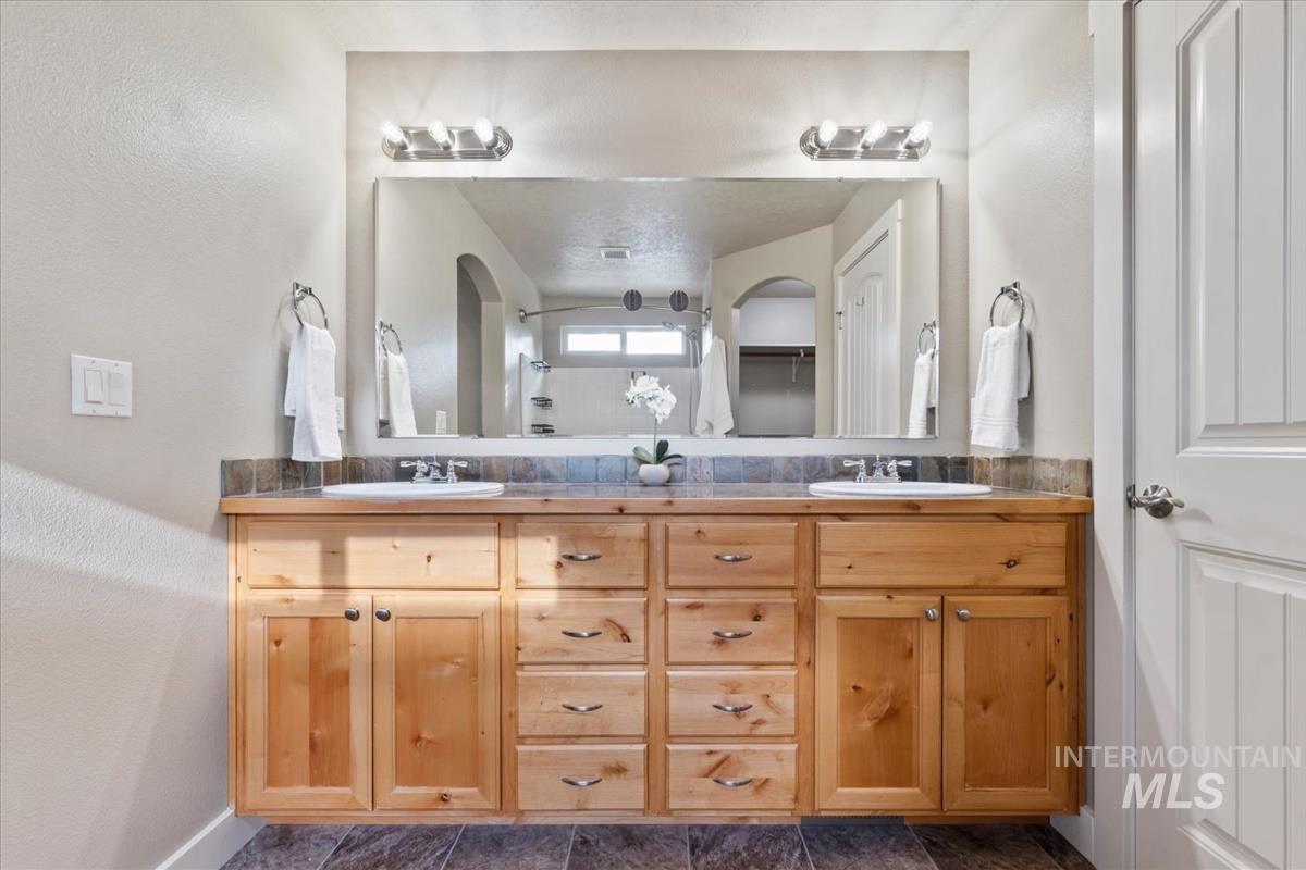 927 E Lockhart Ln, Meridian, Idaho 83646, 3 Bedrooms, 2 Bathrooms, Residential For Sale, Price $424,000,MLS 98988735