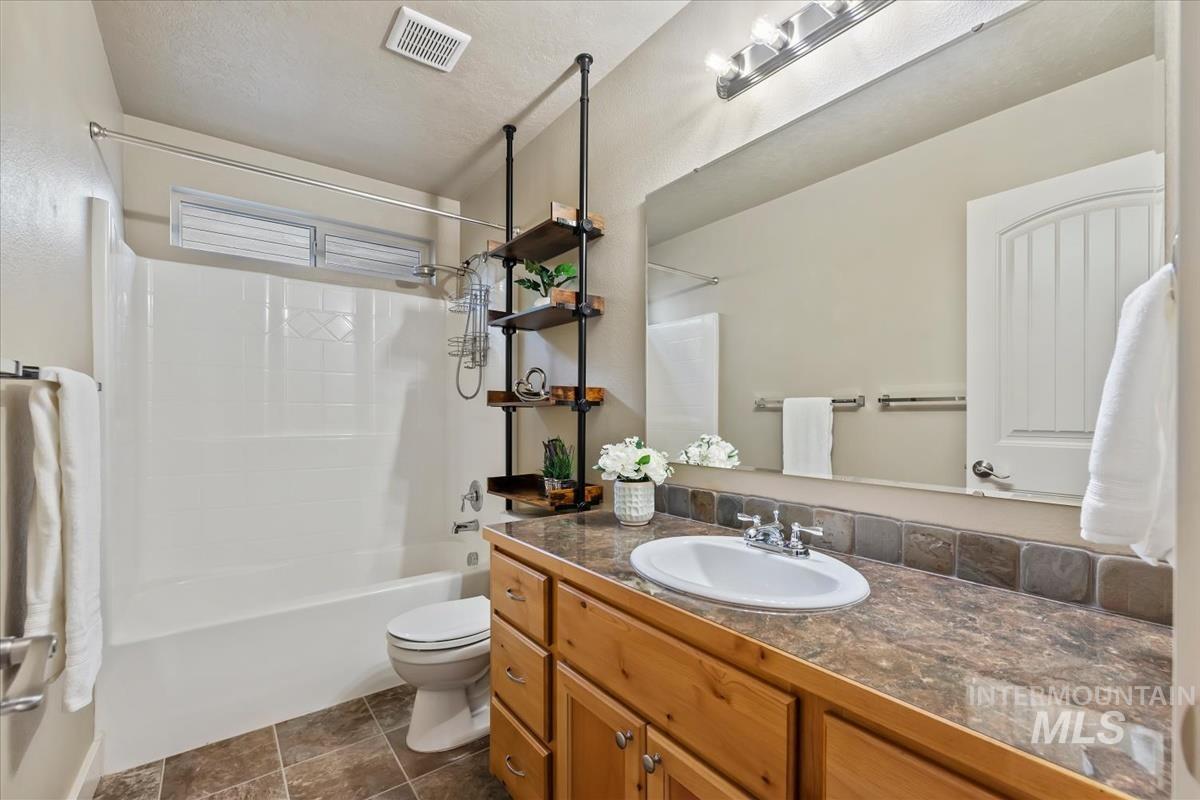 927 E Lockhart Ln, Meridian, Idaho 83646, 3 Bedrooms, 2 Bathrooms, Residential For Sale, Price $424,000,MLS 98988735
