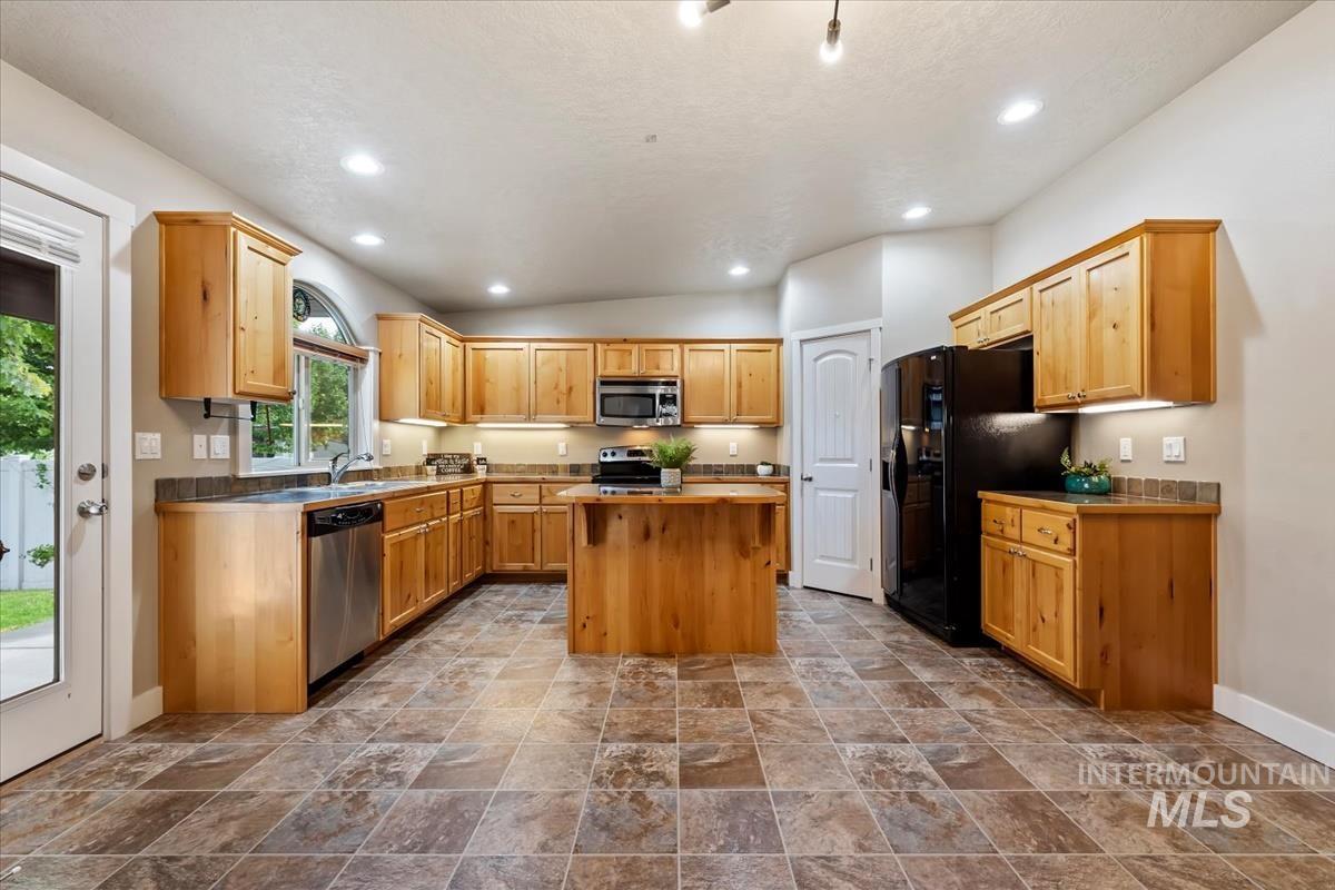 927 E Lockhart Ln, Meridian, Idaho 83646, 3 Bedrooms, 2 Bathrooms, Residential For Sale, Price $424,000,MLS 98988735