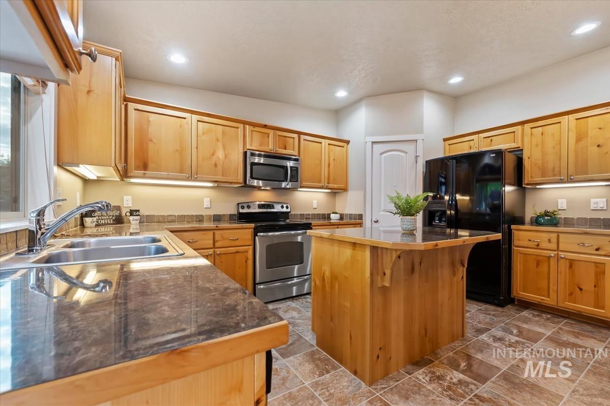 927 E Lockhart Ln, Meridian, Idaho 83646, 3 Bedrooms, 2 Bathrooms, Residential For Sale, Price $424,000,MLS 98988735