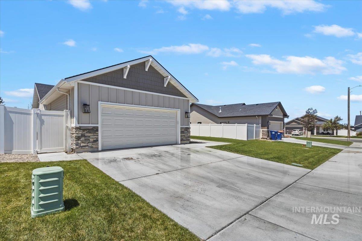1742 Houston St, Twin Falls, Idaho 83301-0283, 3 Bedrooms, 2 Bathrooms, Residential For Sale, Price $359,900,MLS 98988747