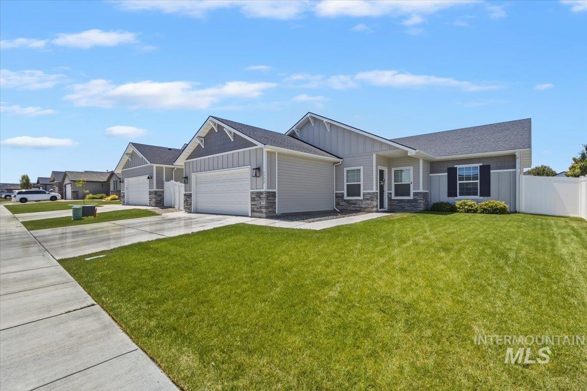 1742 Houston St, Twin Falls, Idaho 83301-0283, 3 Bedrooms, 2 Bathrooms, Residential For Sale, Price $359,900,MLS 98988747
