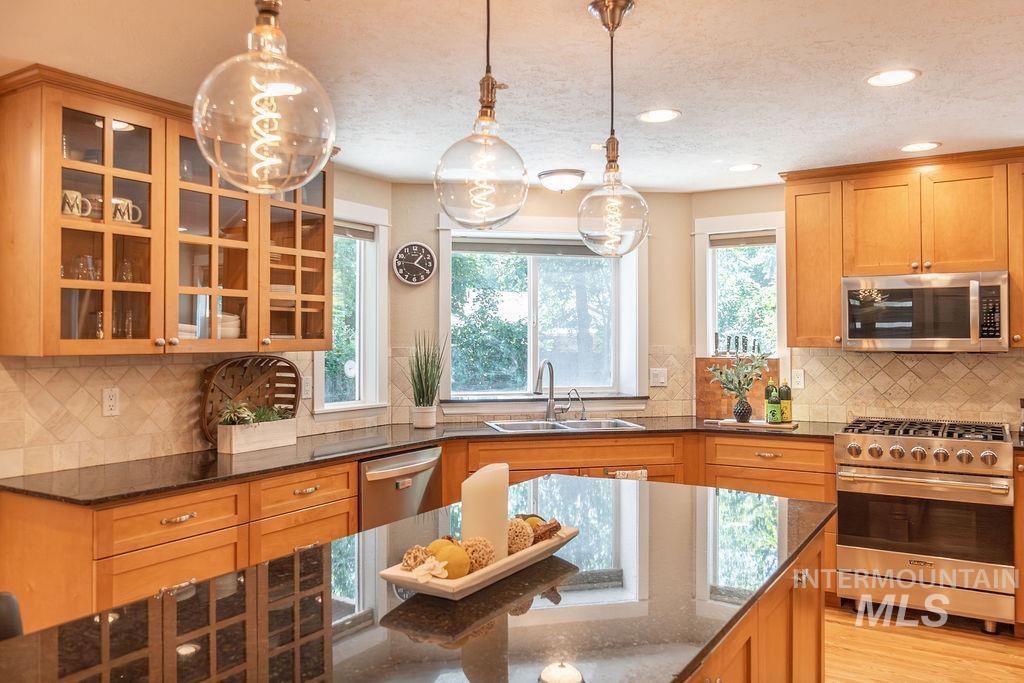 487 W Hibiscus St, Boise, Idaho 83706, 5 Bedrooms, 2.5 Bathrooms, Residential For Sale, Price $800,000,MLS 98988764