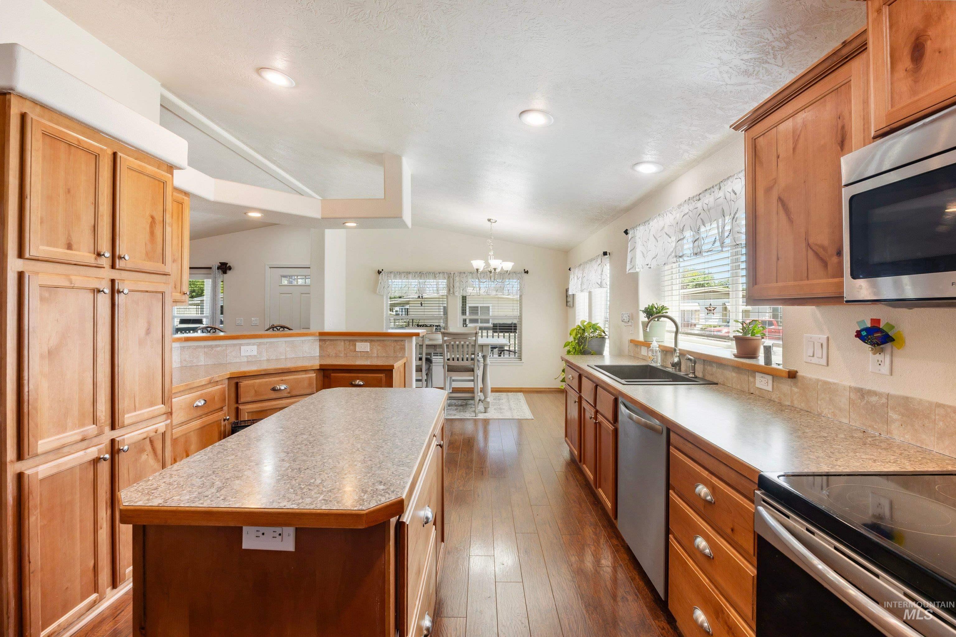 9390 W Ustick Rd #14, Boise, Idaho 83704, 3 Bedrooms, 2 Bathrooms, Residential For Sale, Price $248,000,MLS 98988772